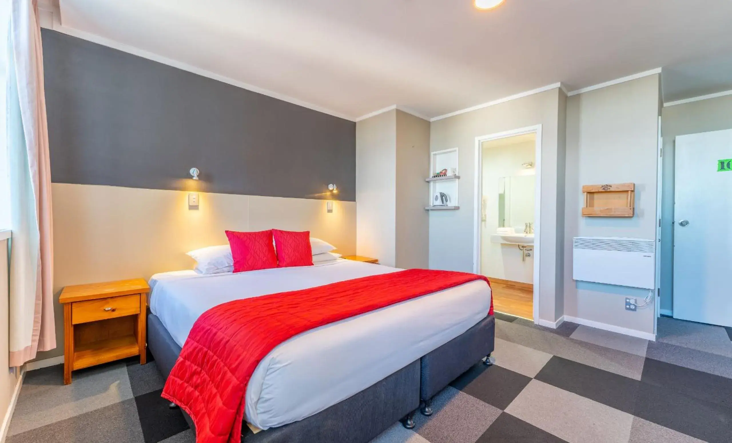 Photo of the whole room, Bed in The Grosvenor Hotel Photo of the whole room, Bed in The Grosvenor Hotel