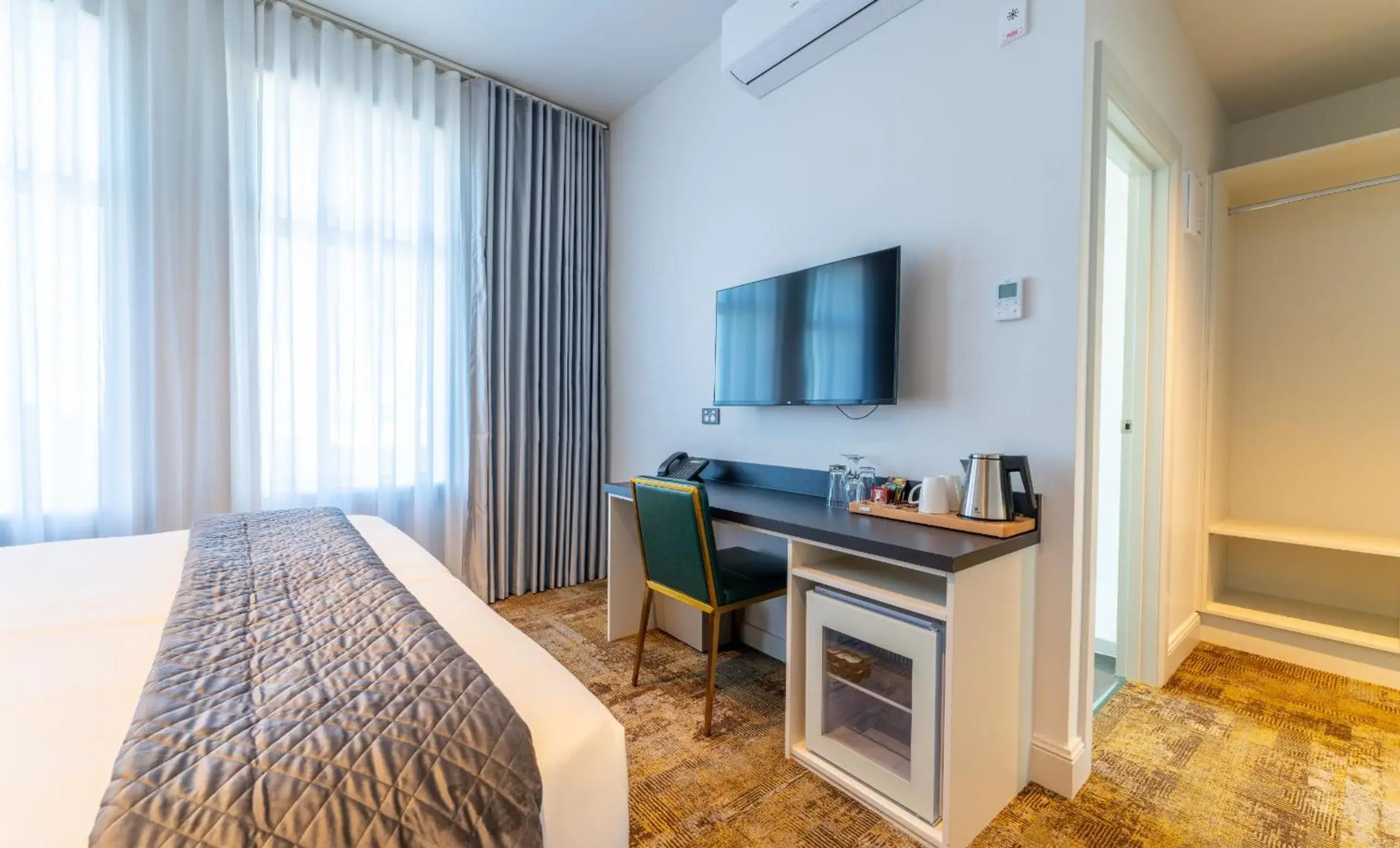 TV and multimedia, Bed in The Grosvenor Hotel TV and multimedia, Bed in The Grosvenor Hotel