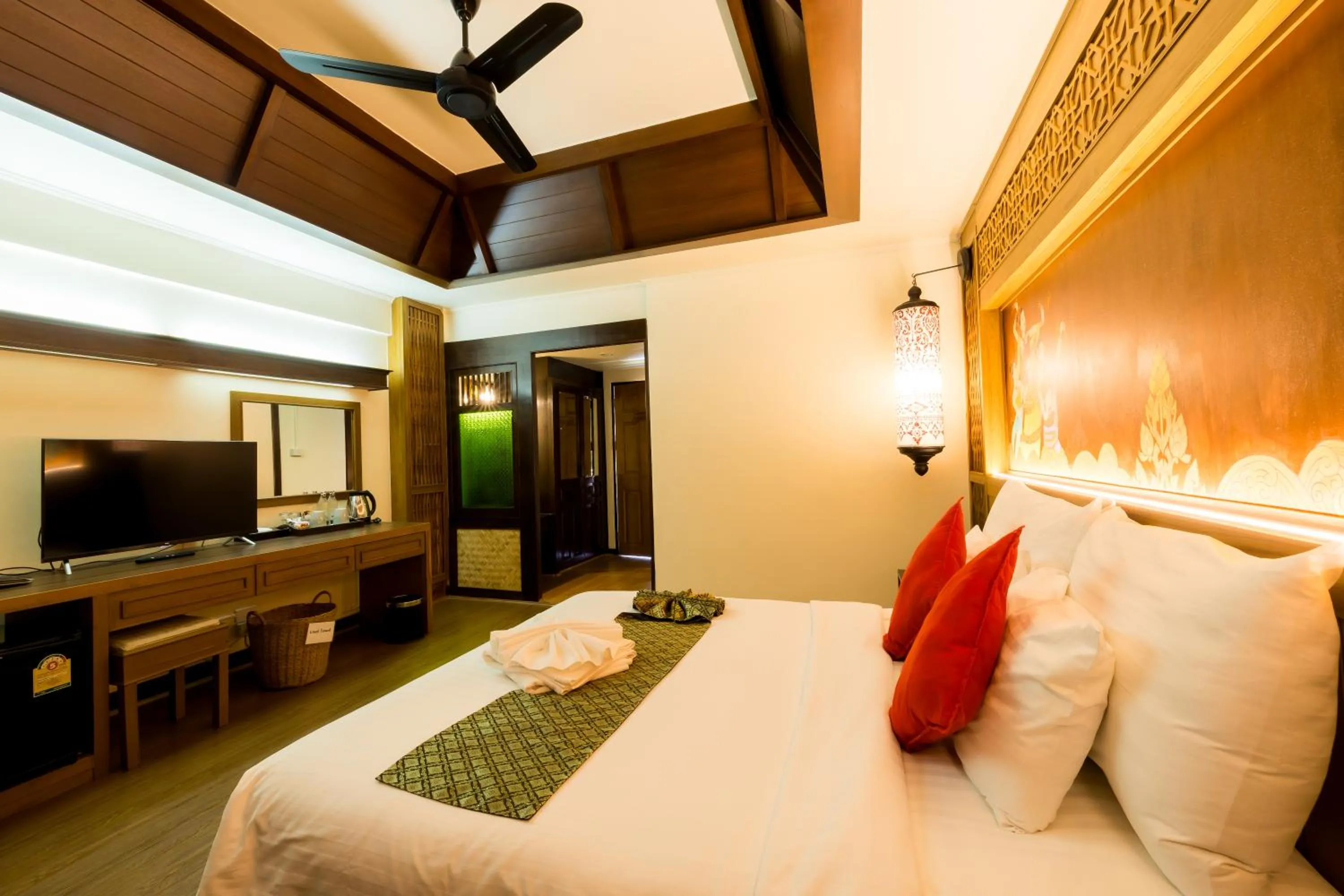 Property building, Bed in Nak Nakara Hotel