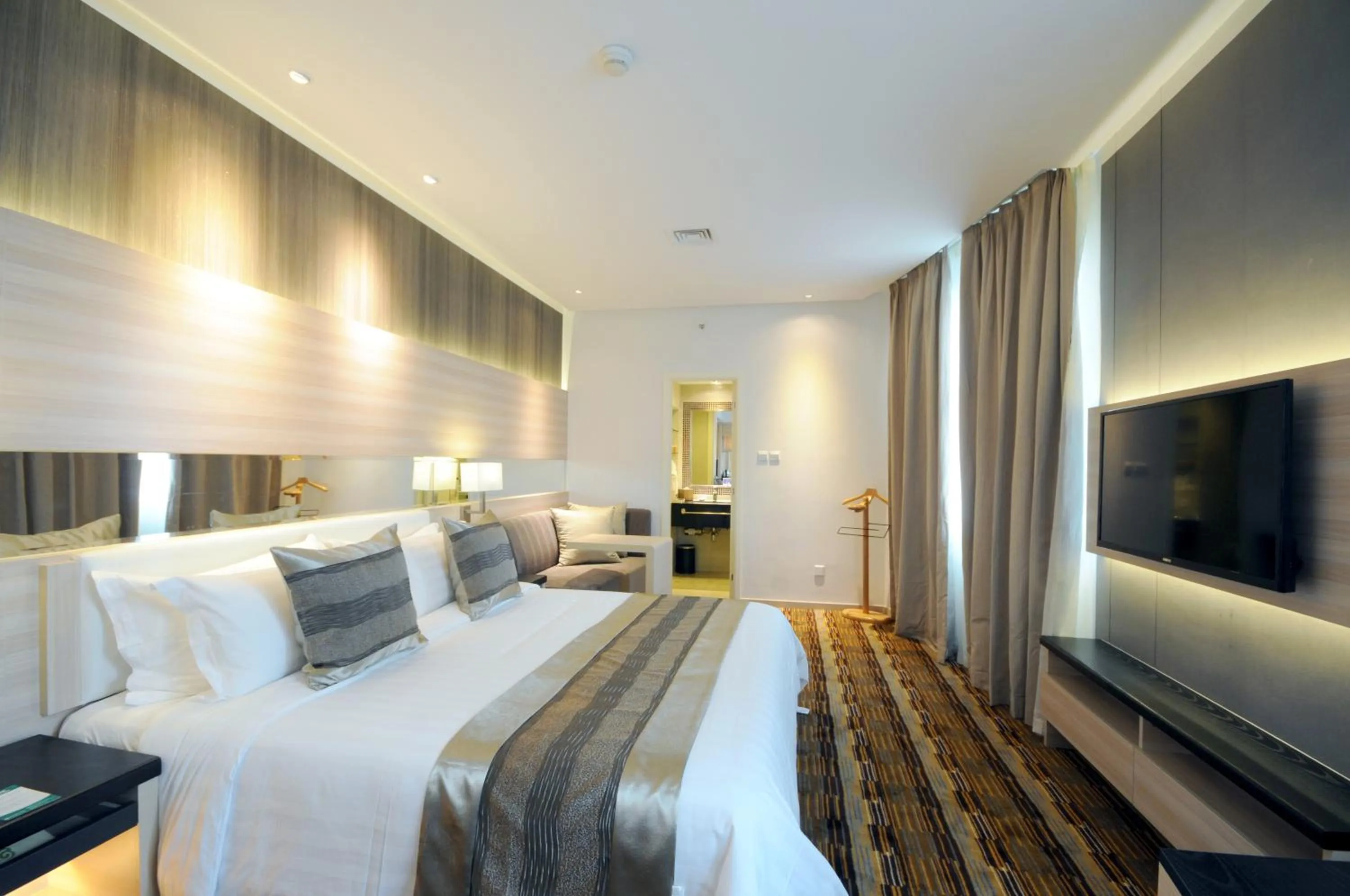 Bedroom, Bed in Gubei Garden Hotel Shanghai Hongqiao