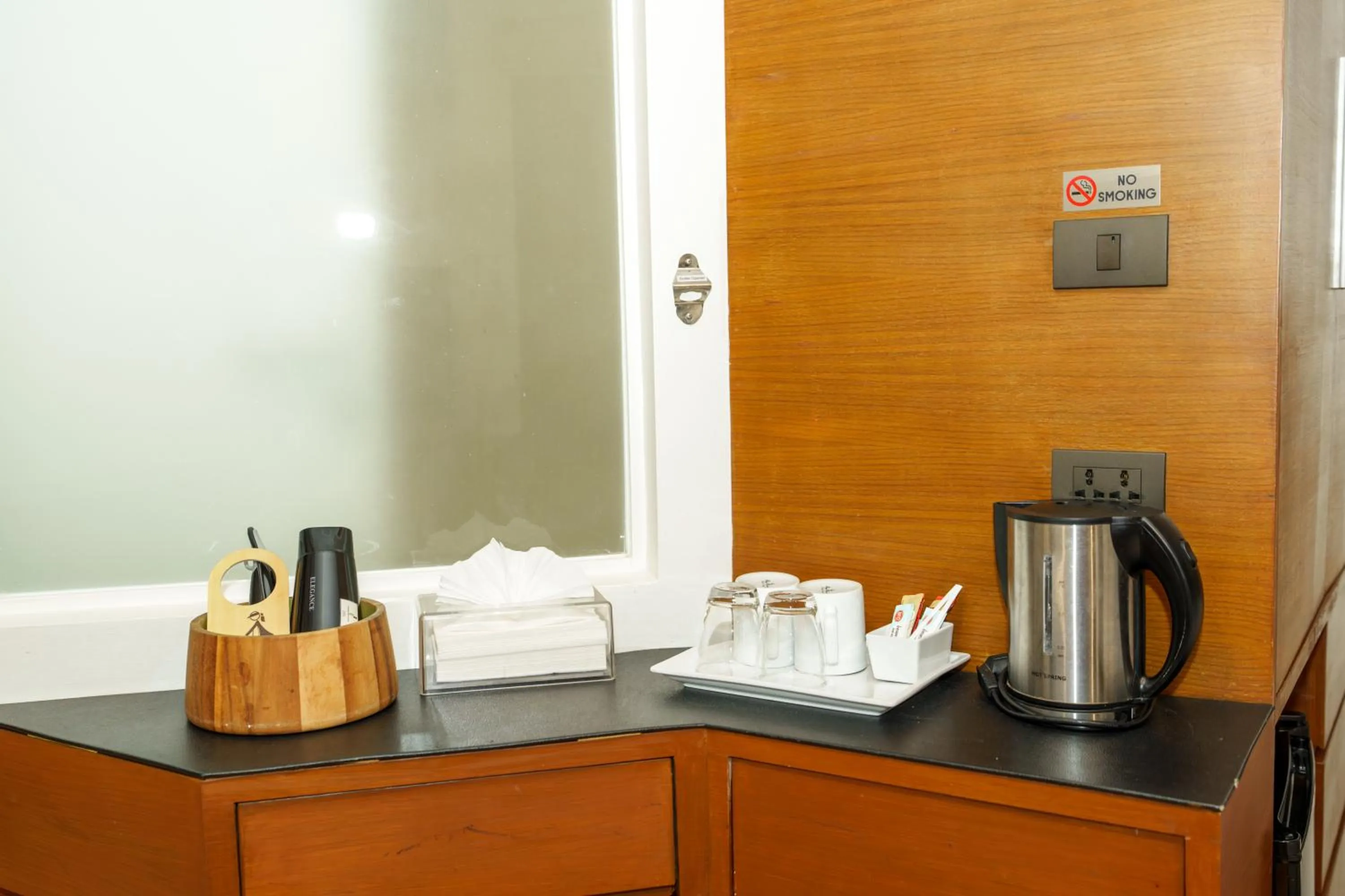 Coffee/tea facilities in Marvin Suites Hotel