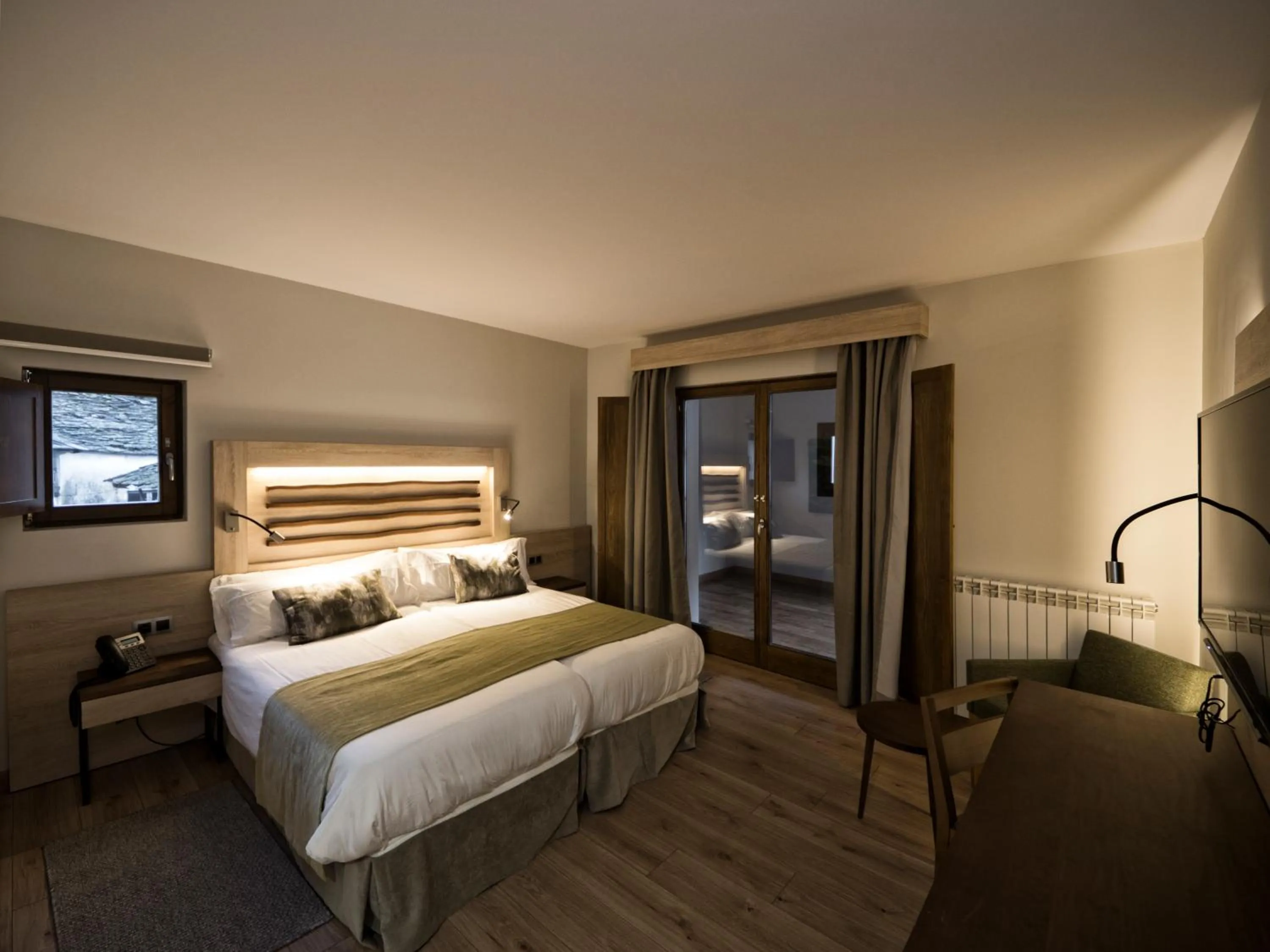 Shower, Bed in Hotel Rural Las Montañas de Pumar