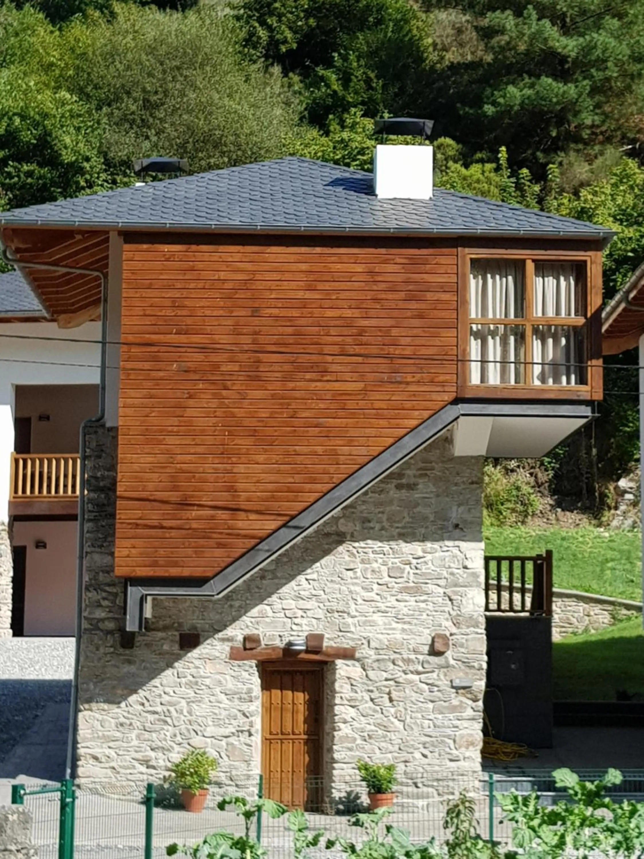 Library in Hotel Rural Las Montañas de Pumar
