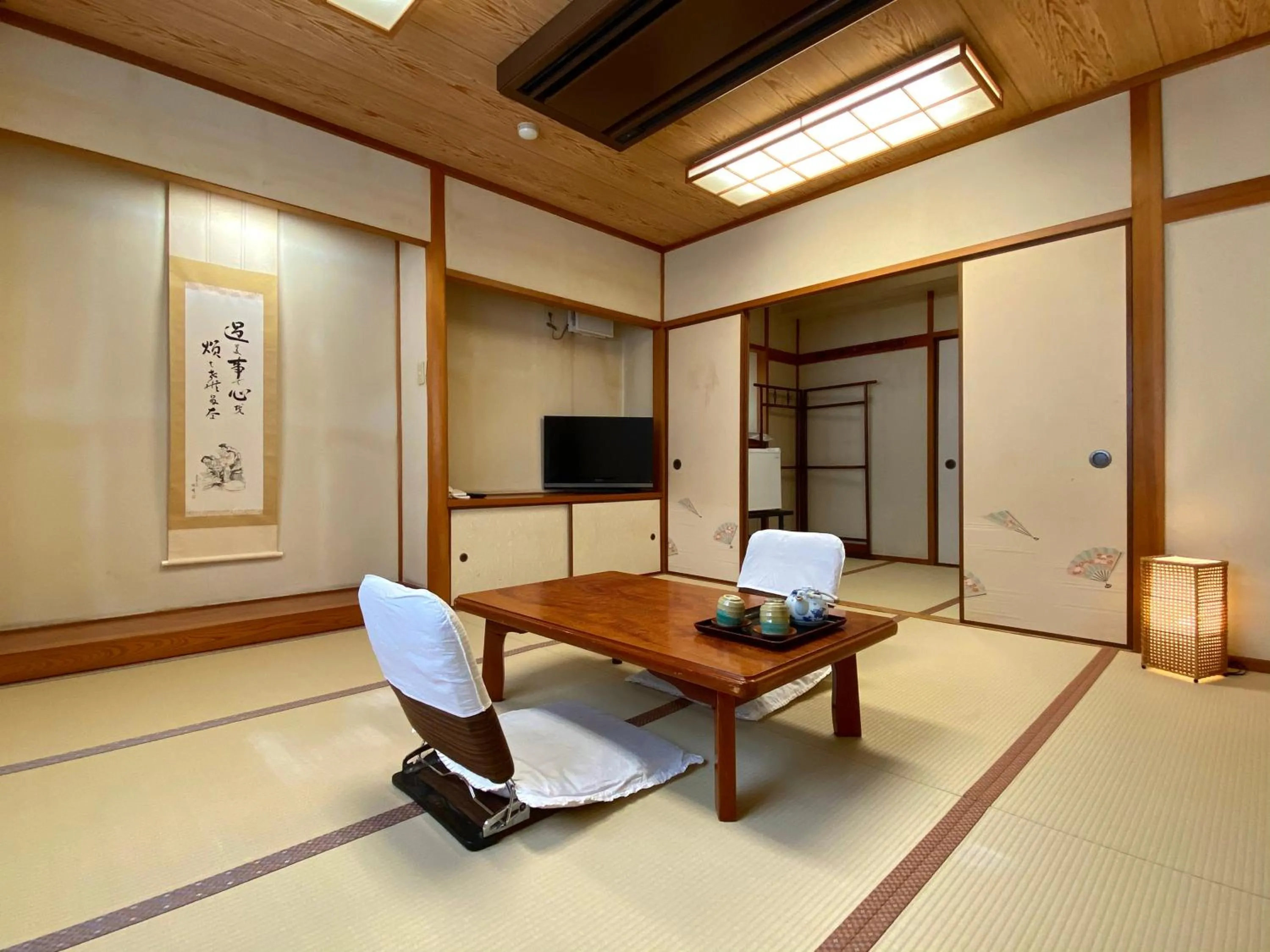 Photo of the whole room in Toyofuku