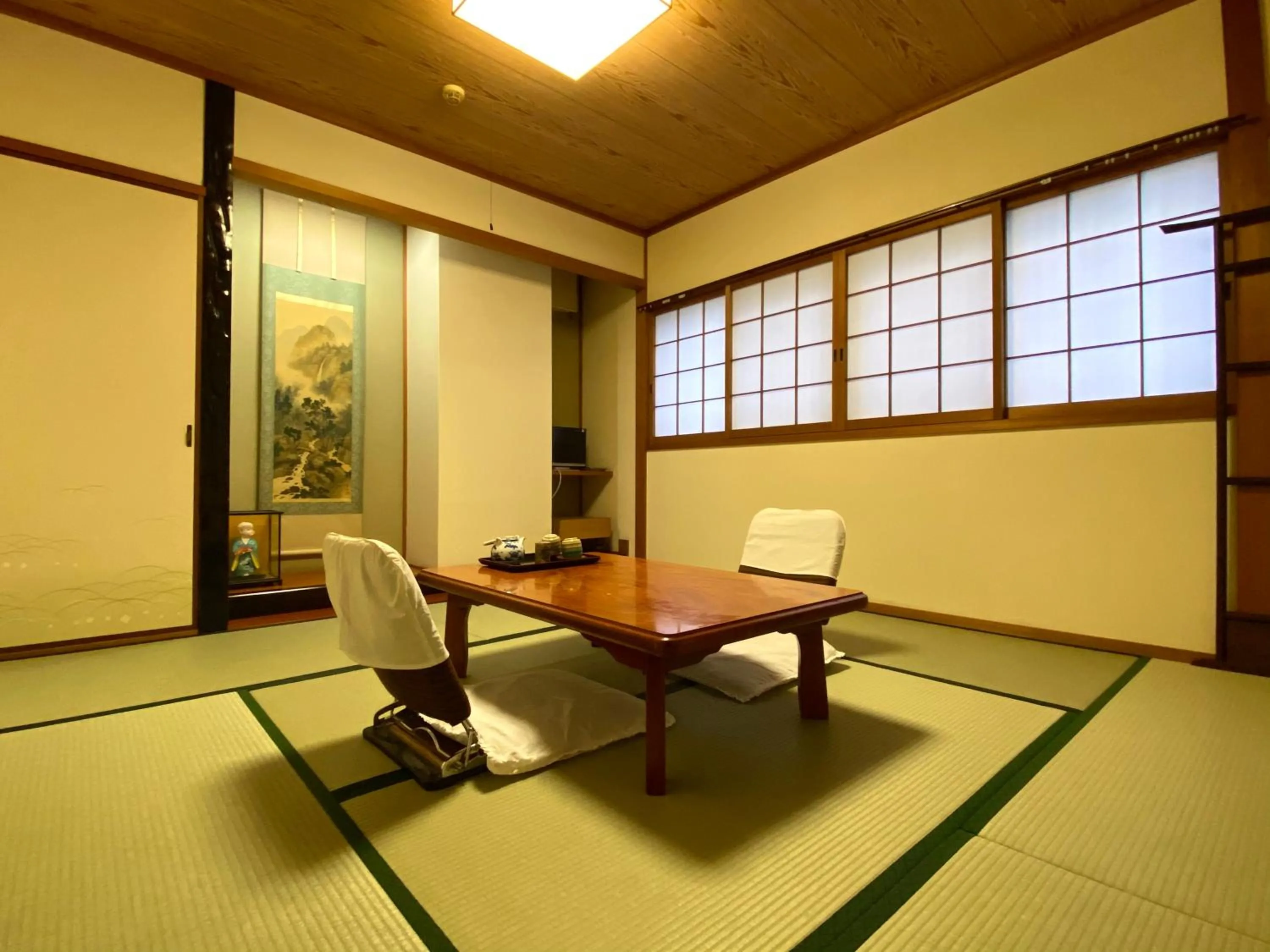 Photo of the whole room in Toyofuku