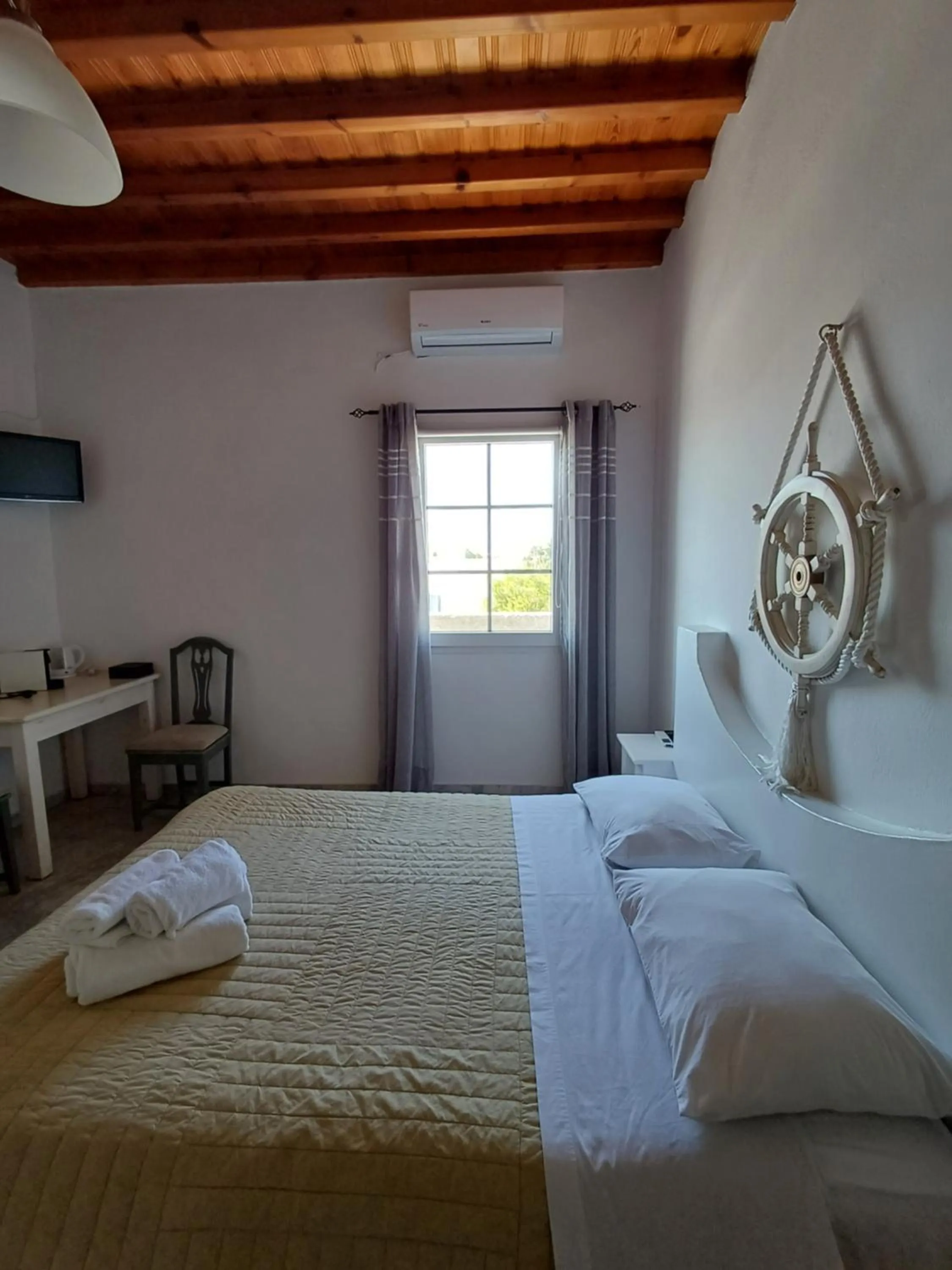 Photo of the whole room, Bed in Manos Rooms