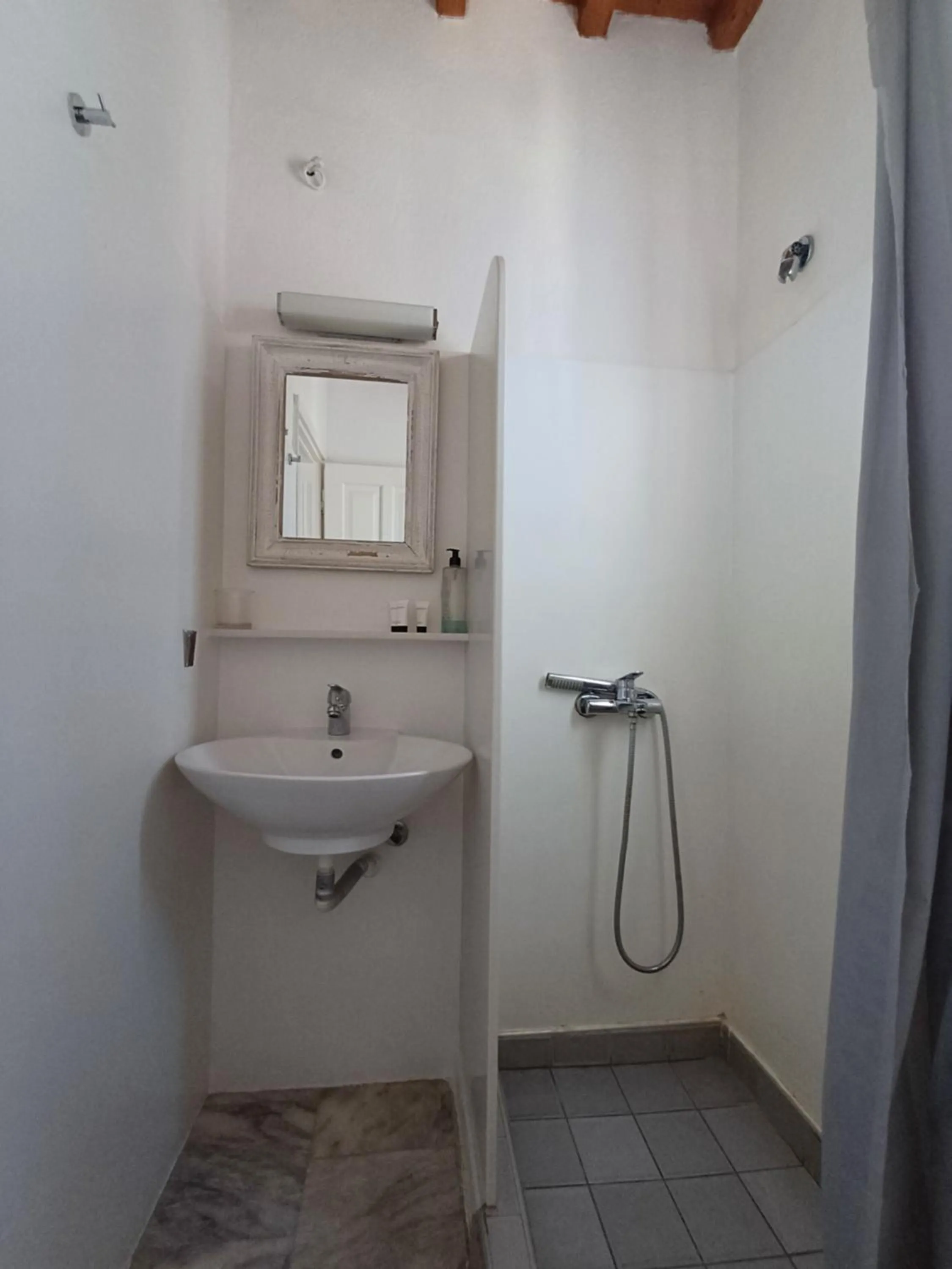 Shower in Manos Rooms