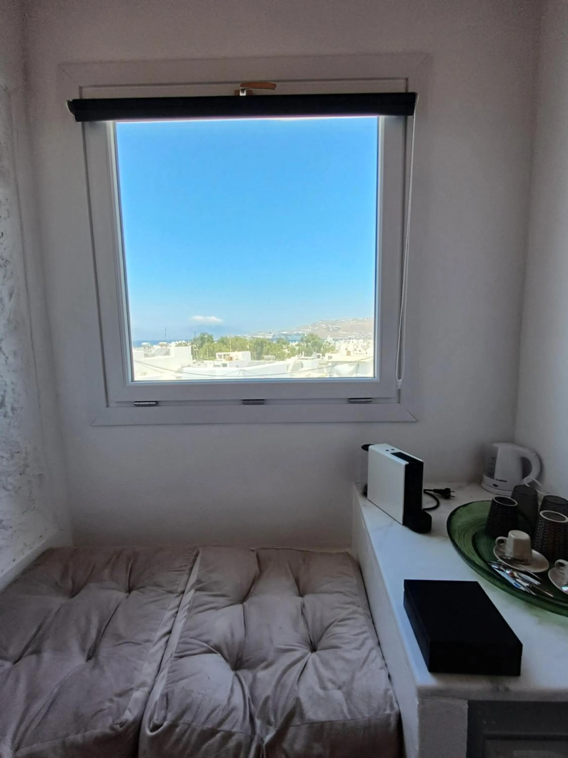 Coffee/tea facilities, Bed in Manos Rooms