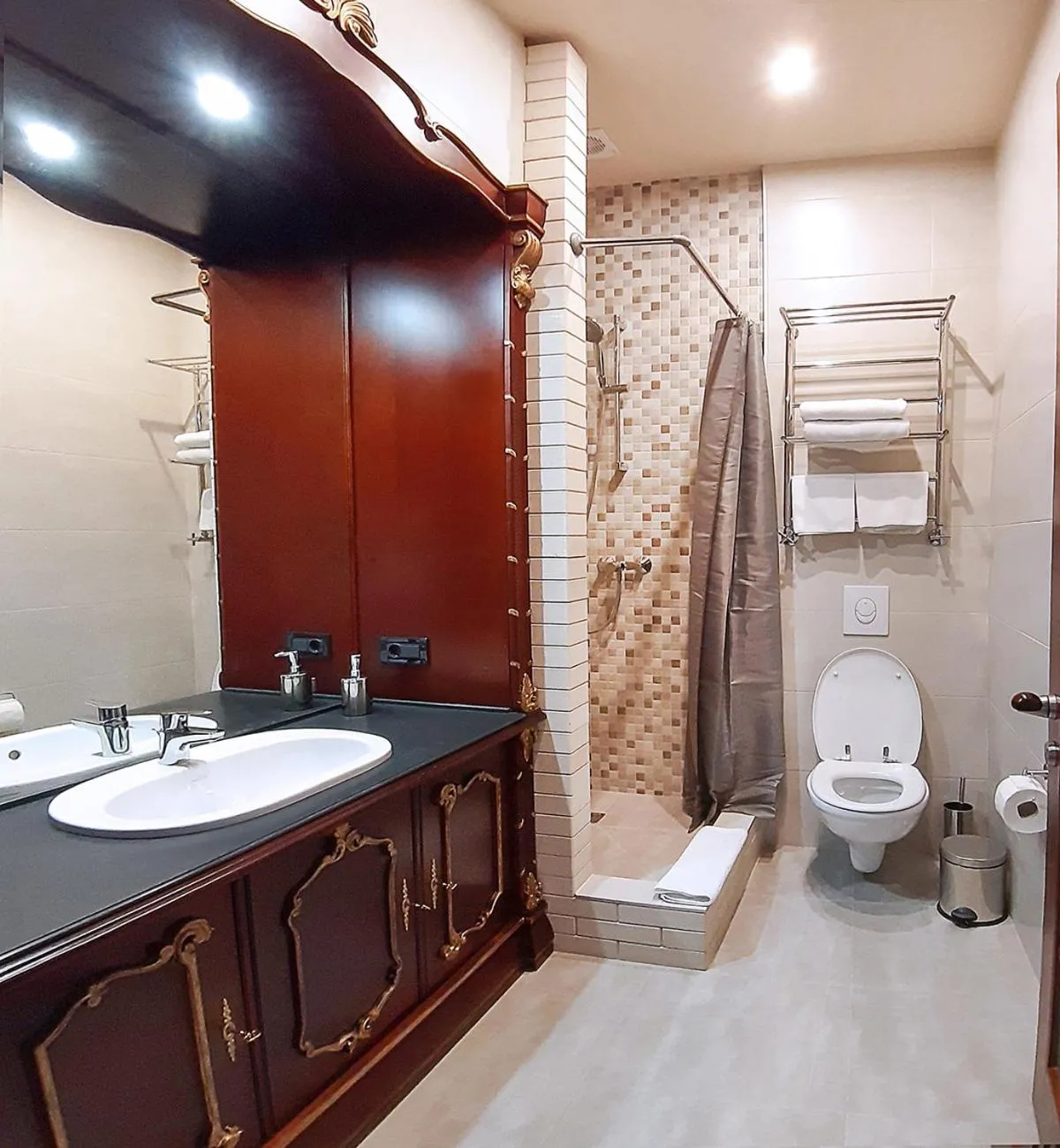 Shower in Shato Luxe