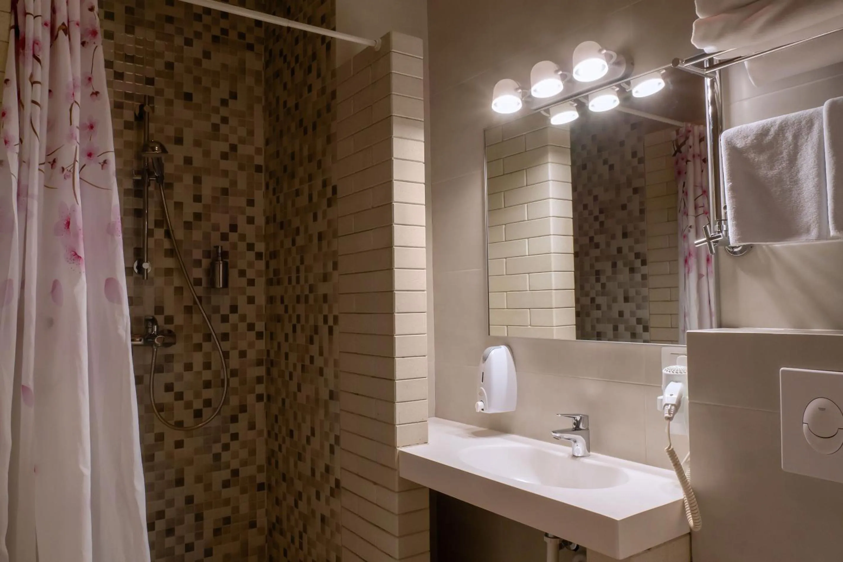 Shower in Shato Luxe