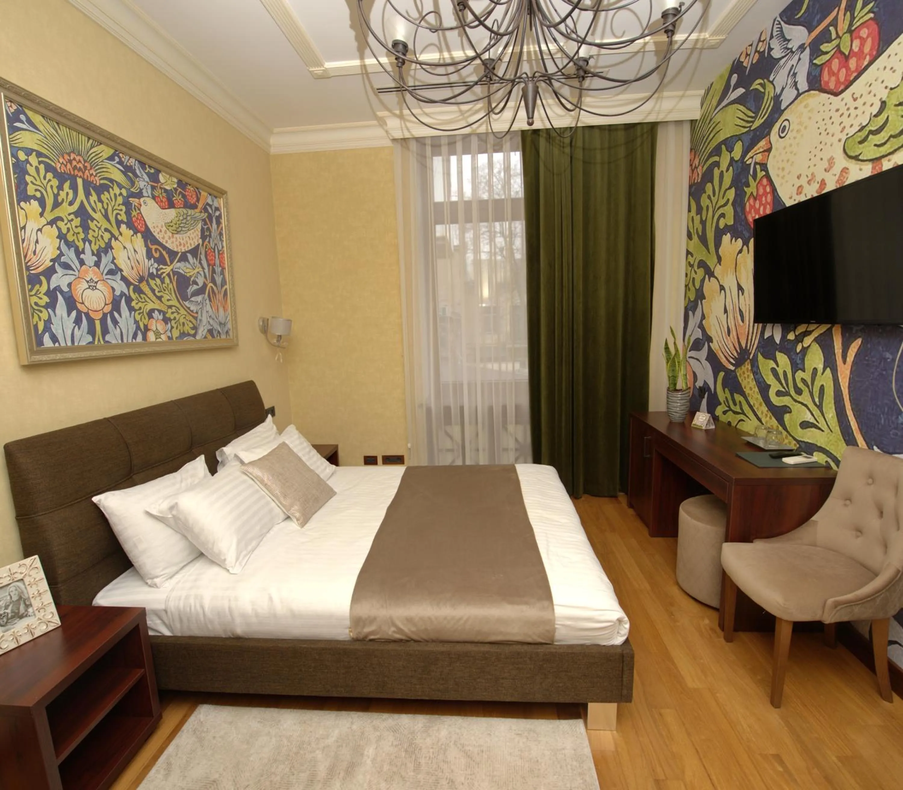 Communal lounge/ TV room, Bed in Shato Luxe