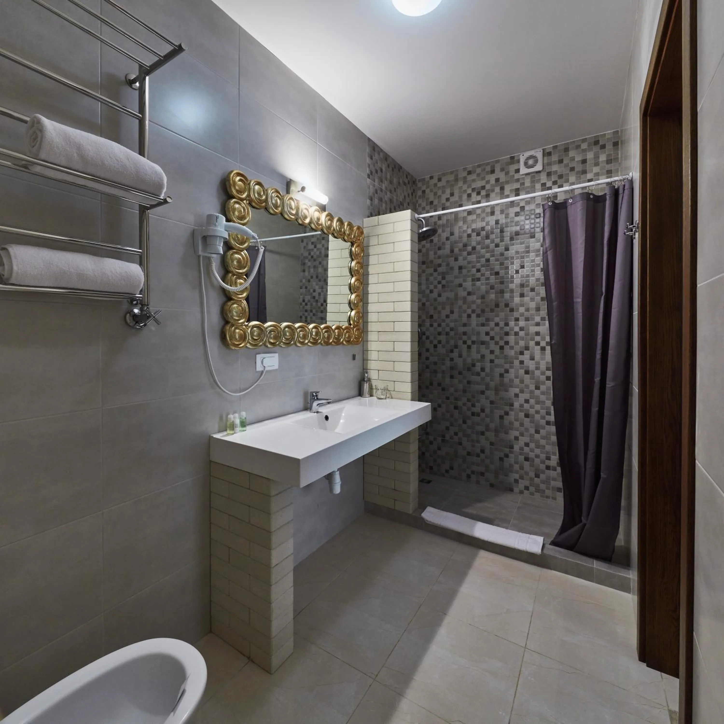 Shower in Shato Luxe