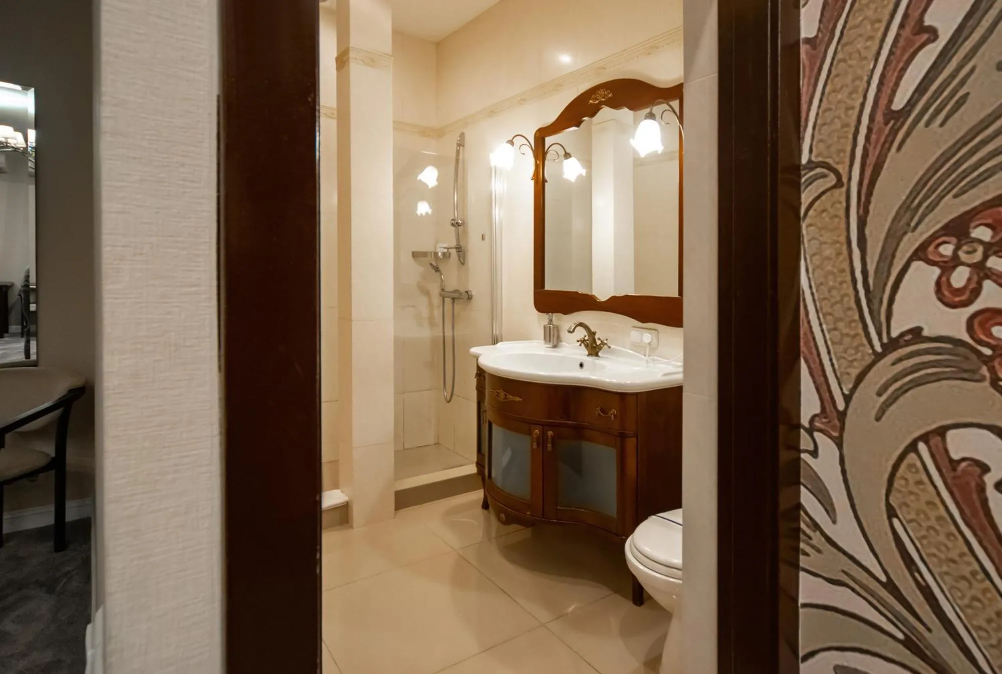 Shower in Shato Luxe
