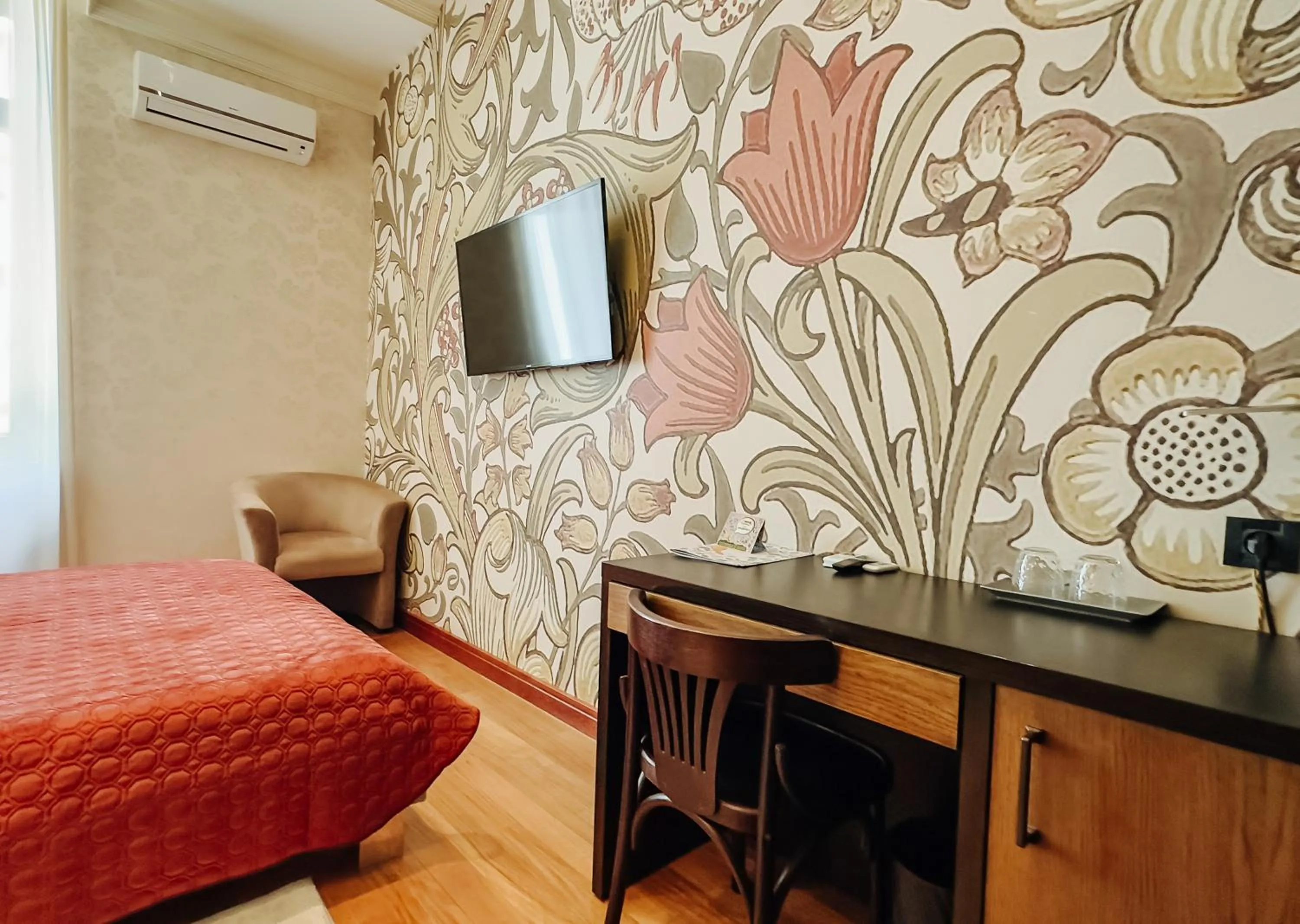 Photo of the whole room, Bed in Shato Luxe