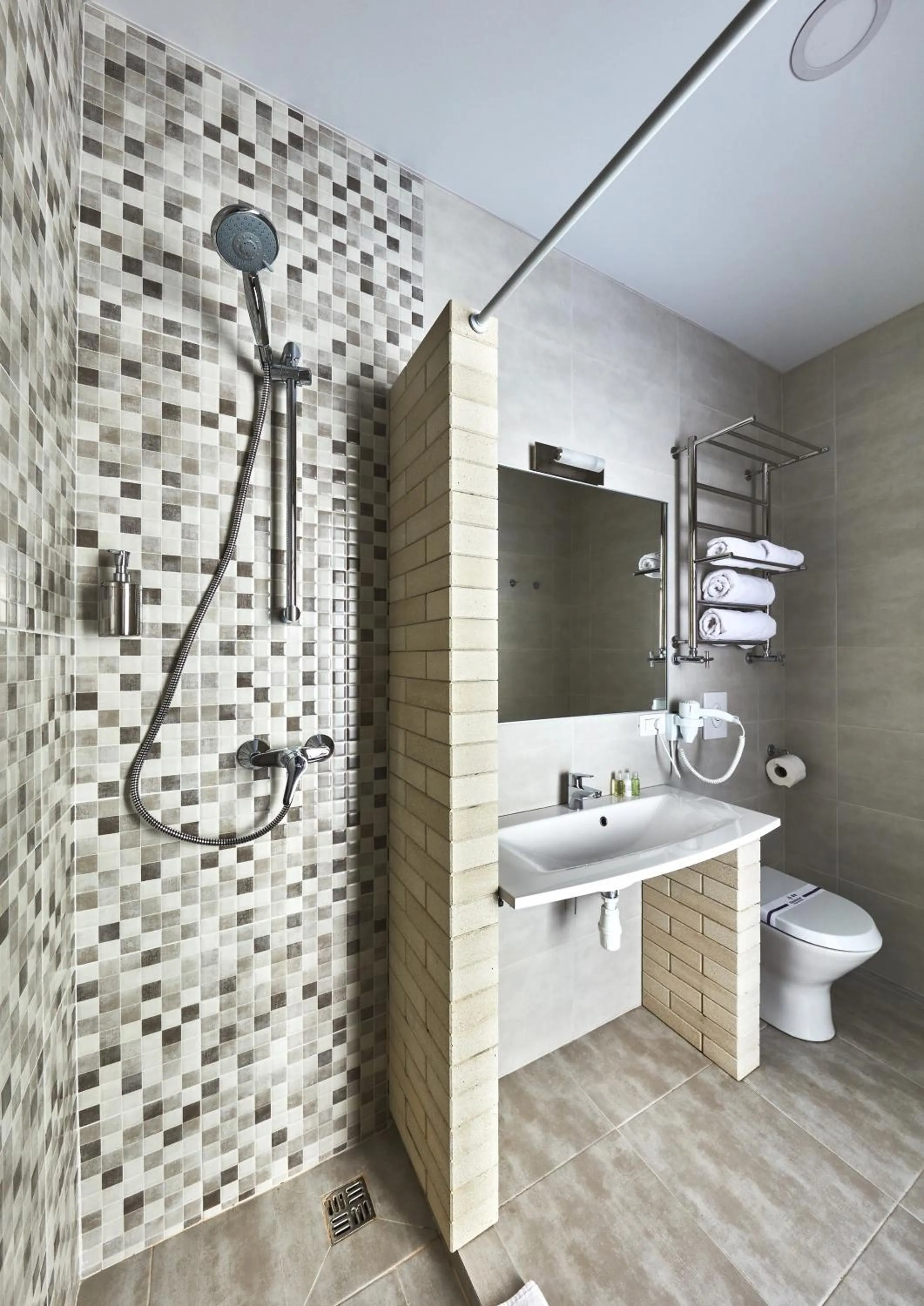 Shower in Shato Luxe