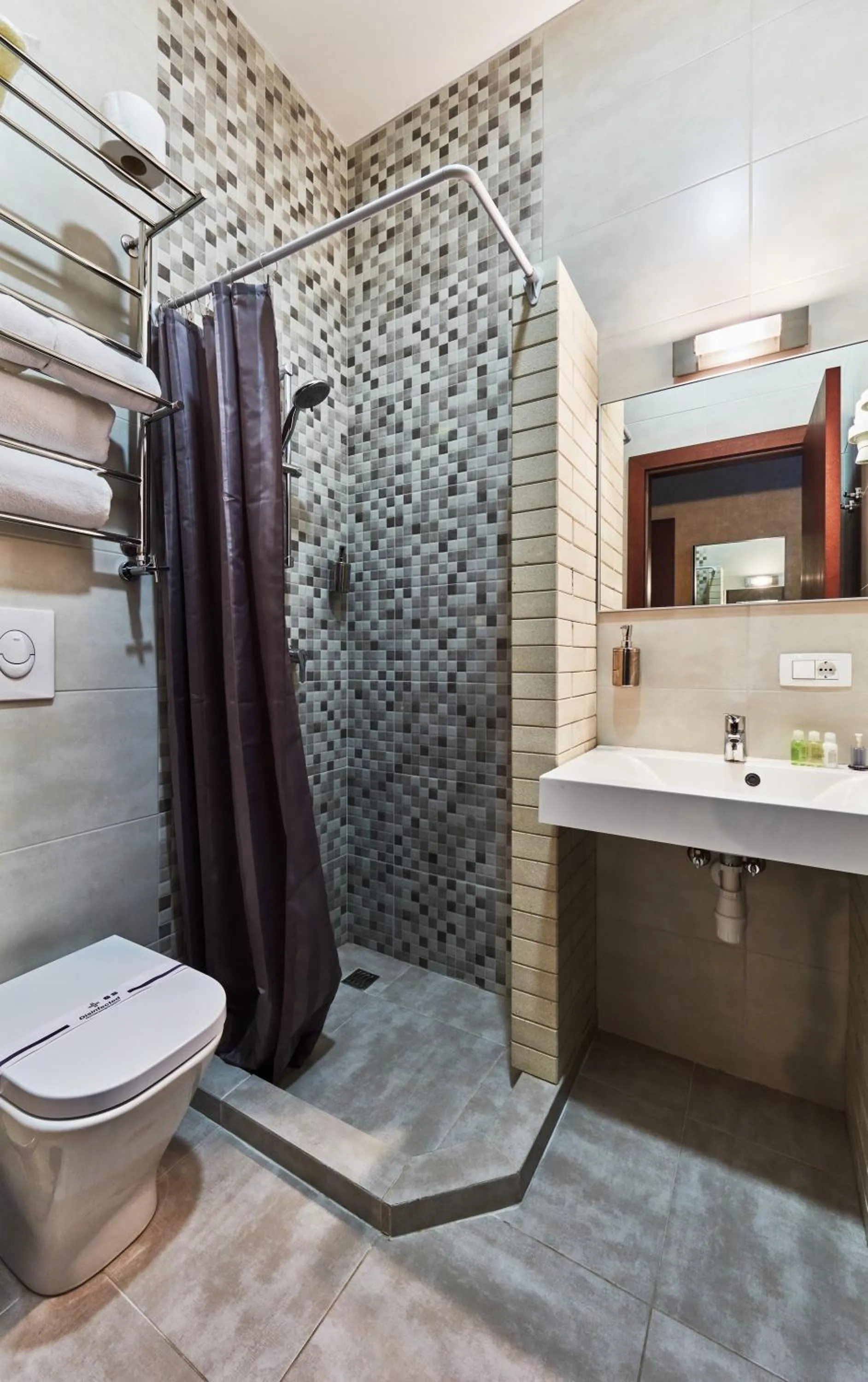 Shower in Shato Luxe