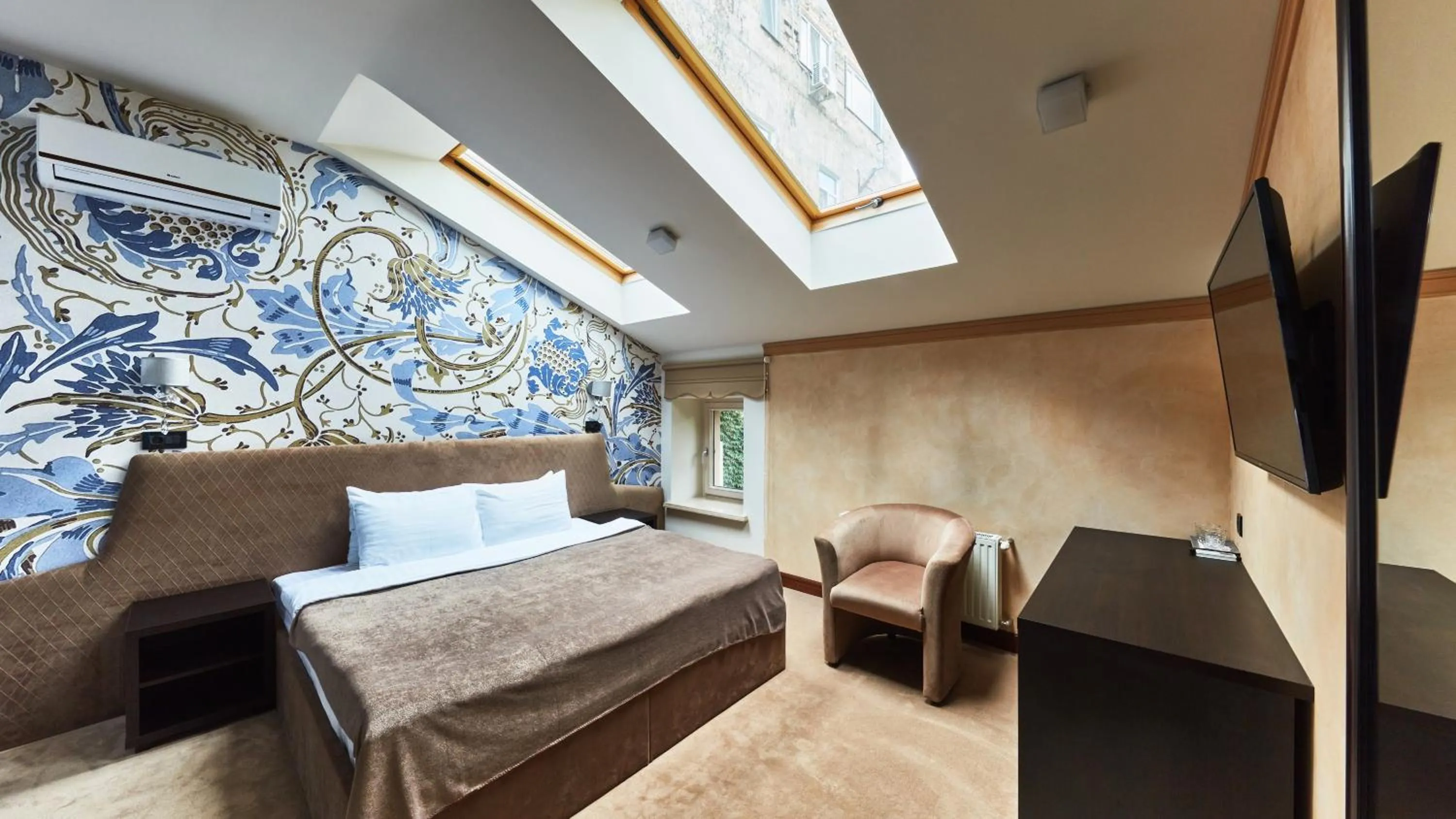 Communal lounge/ TV room in Shato Luxe