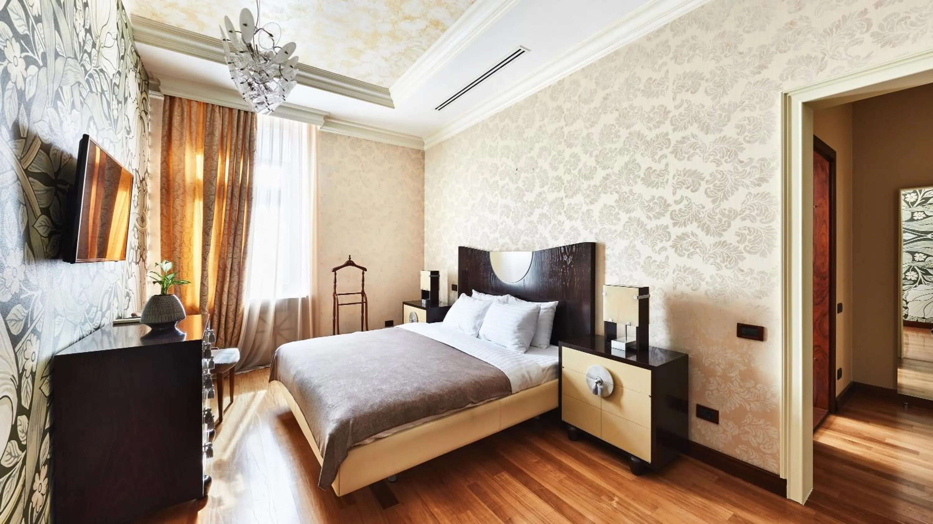 Communal lounge/ TV room, Bed in Shato Luxe