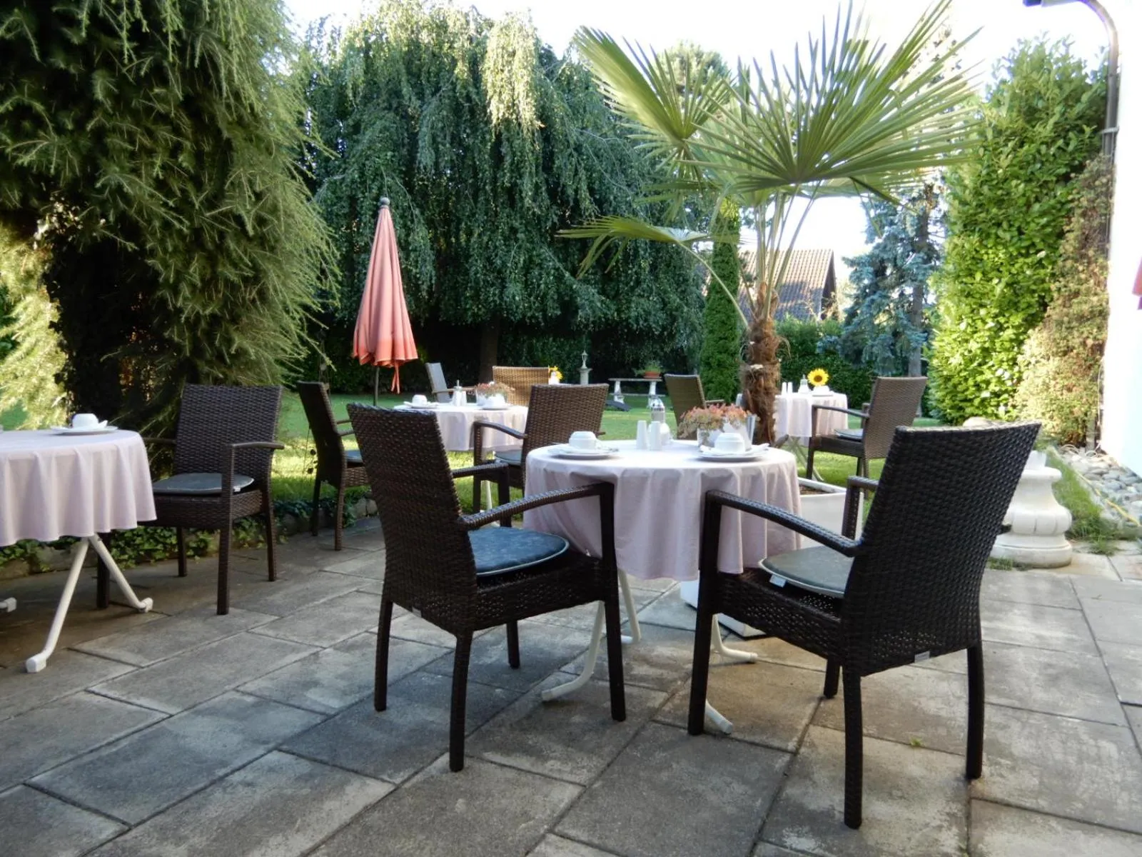 Restaurant/places to eat in Hotel Kurallee