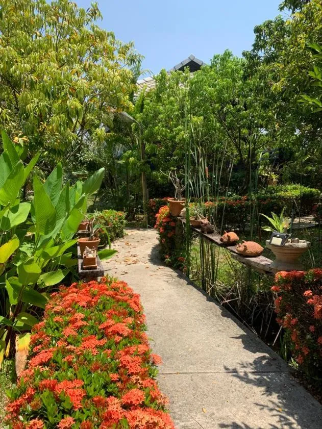 Garden in Baan Chai Thung Resort