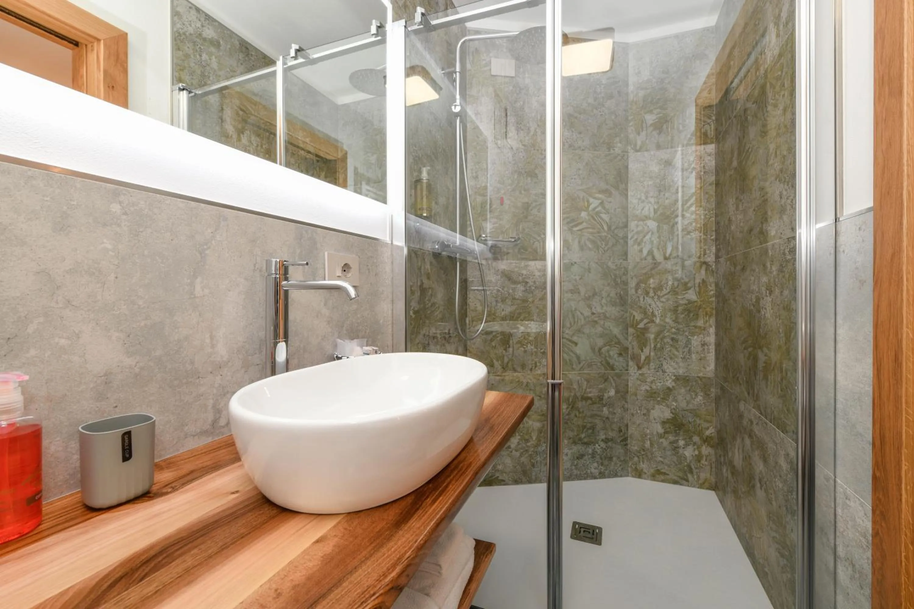 Shower in Hotel Denny