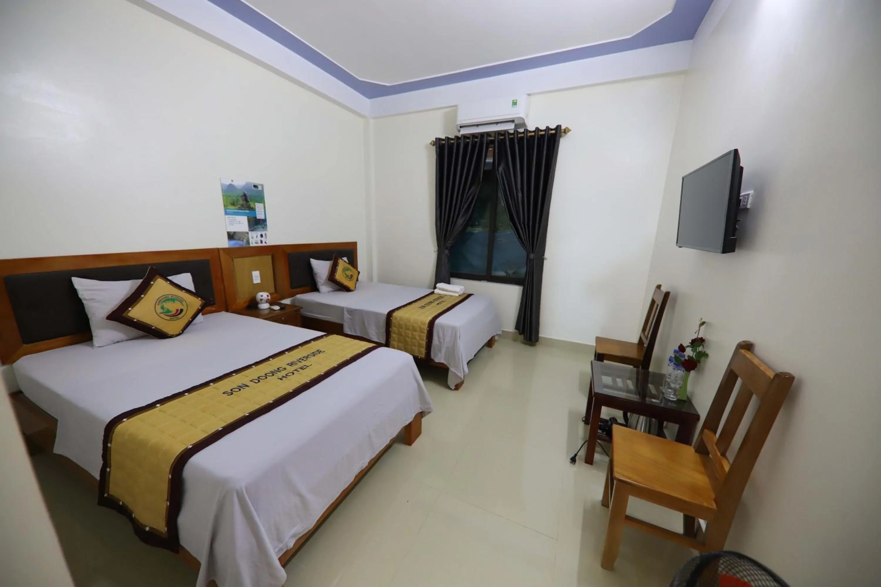 Photo of the whole room, Bed in Son Doong Riverside