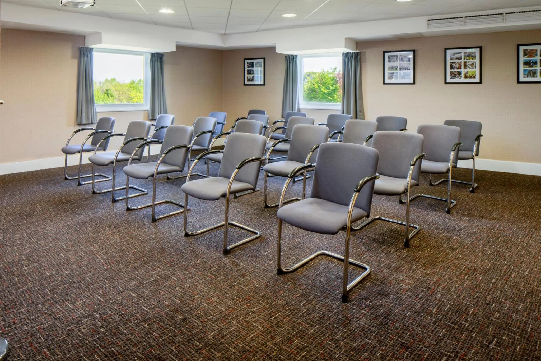 Meeting/conference room in Holiday Inn Express London - Epsom Downs by IHG