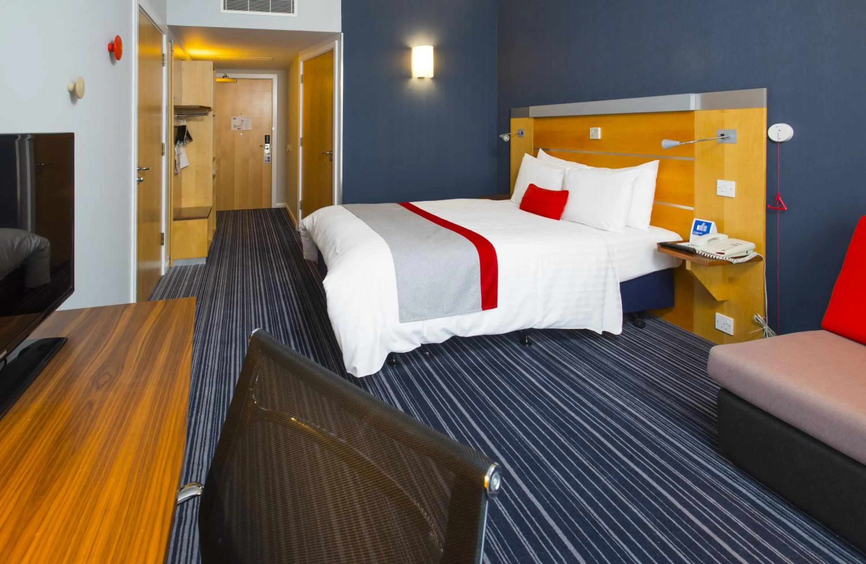 Photo of the whole room, Bed in Holiday Inn Express London - Epsom Downs by IHG