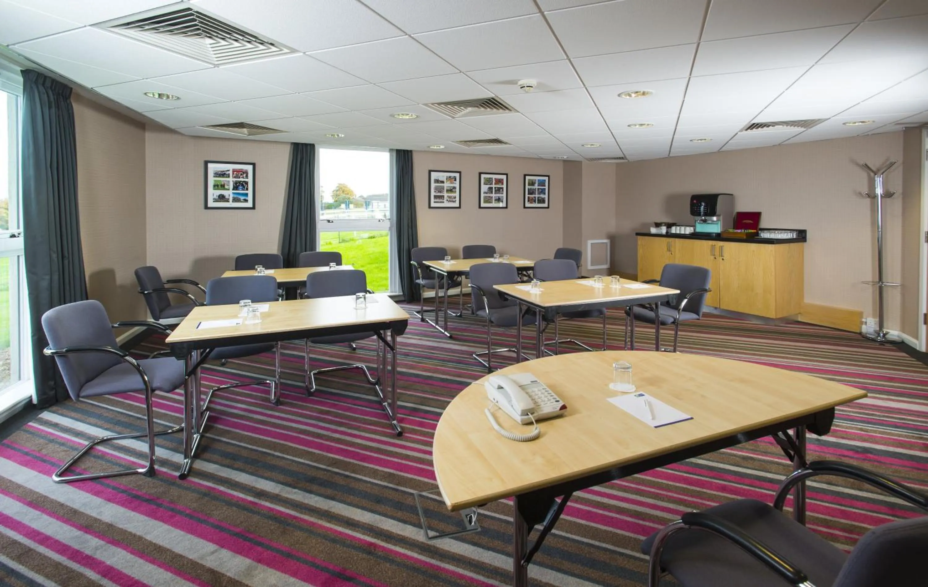 Meeting/conference room in Holiday Inn Express London - Epsom Downs by IHG