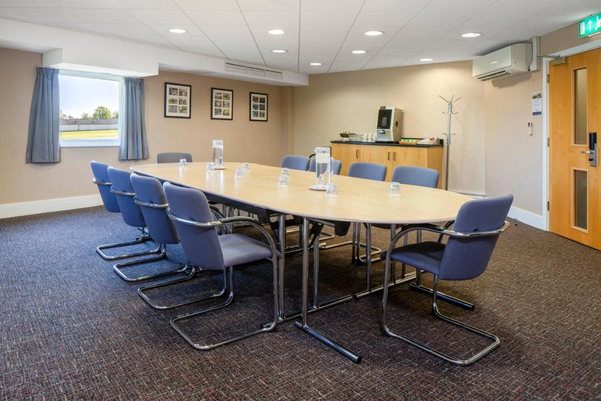 Meeting/conference room in Holiday Inn Express London - Epsom Downs by IHG