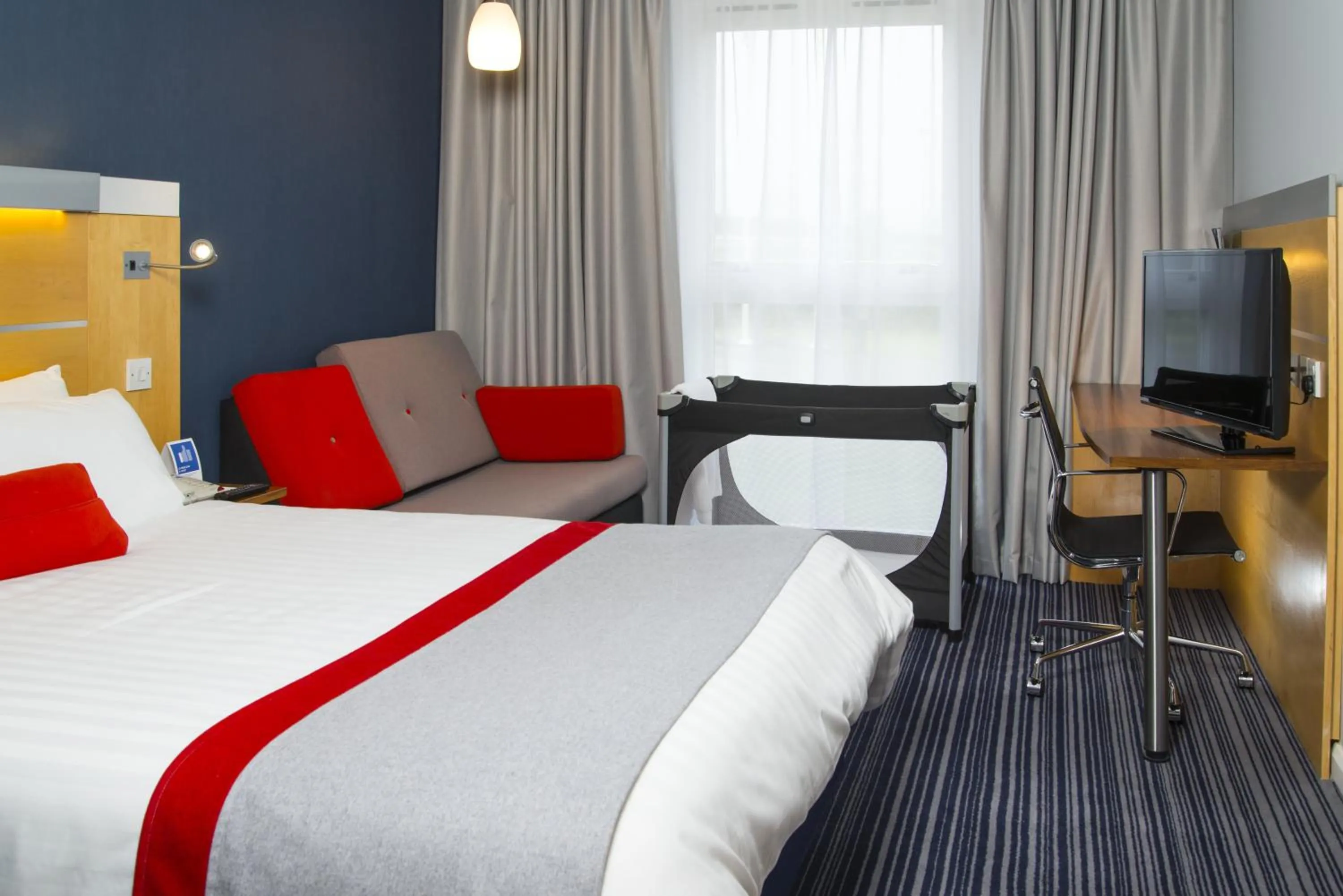 Photo of the whole room, Bed in Holiday Inn Express London - Epsom Downs by IHG