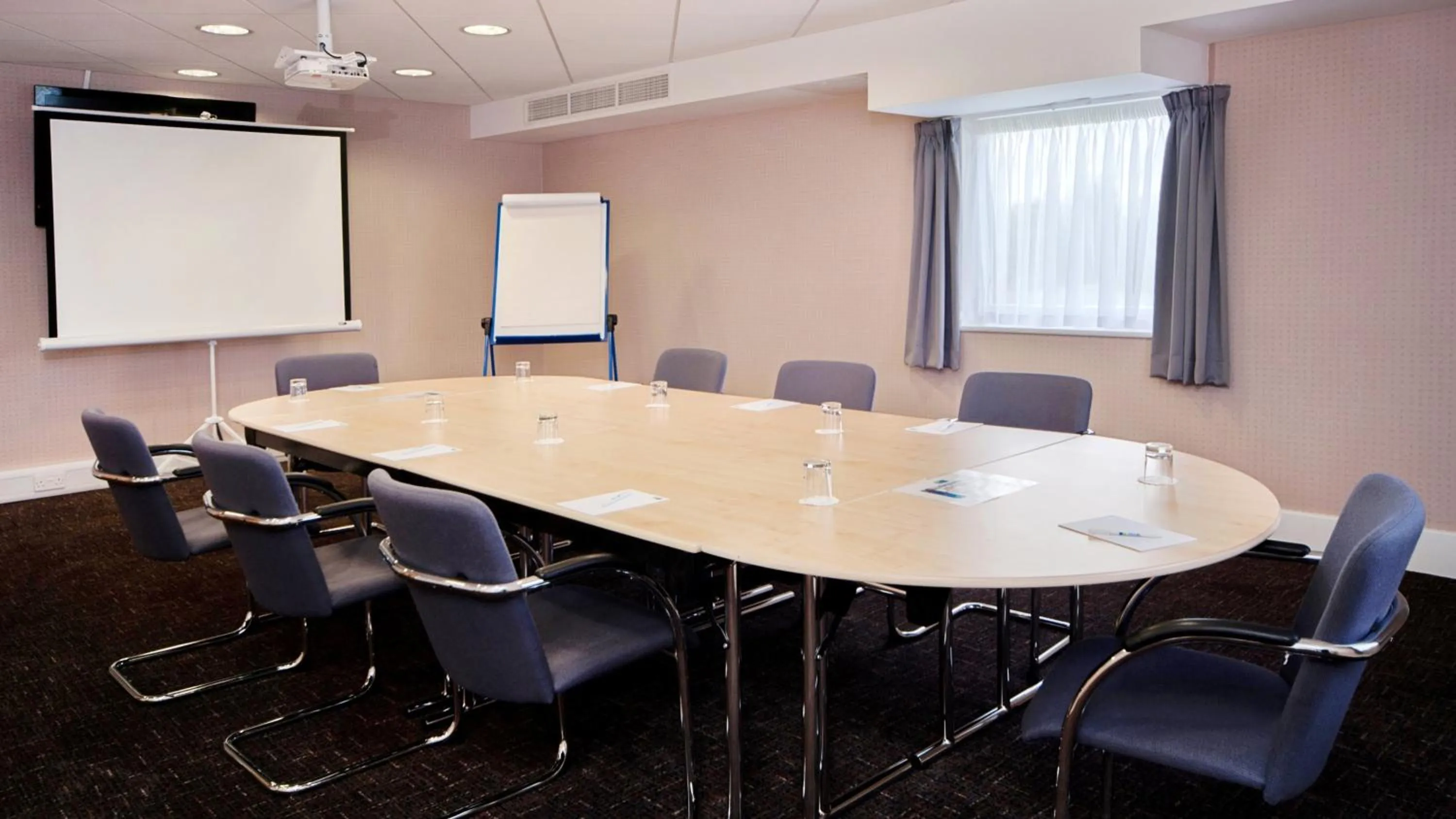 Meeting/conference room in Holiday Inn Express London - Epsom Downs by IHG