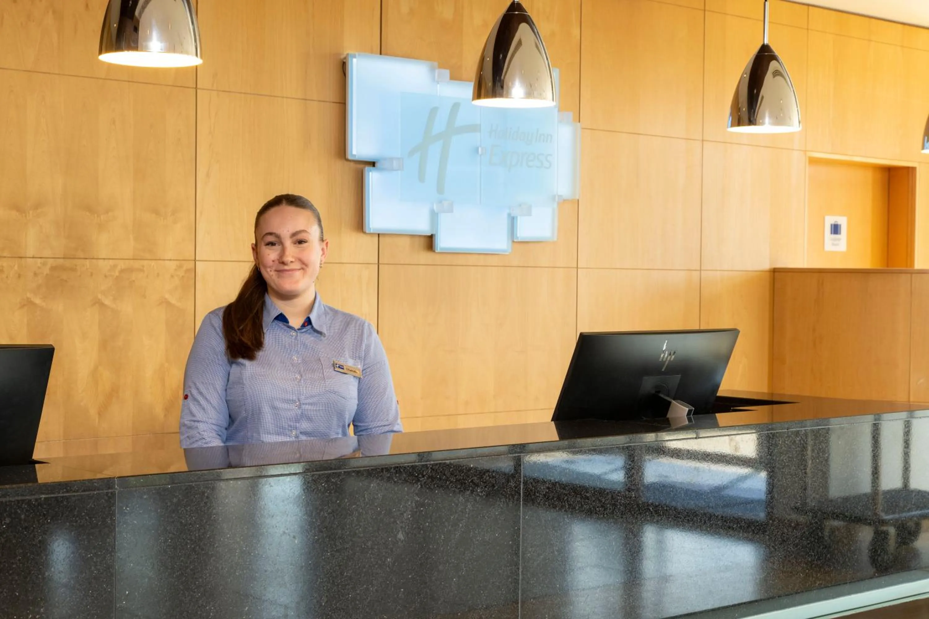 Lobby or reception in Holiday Inn Express London - Epsom Downs by IHG