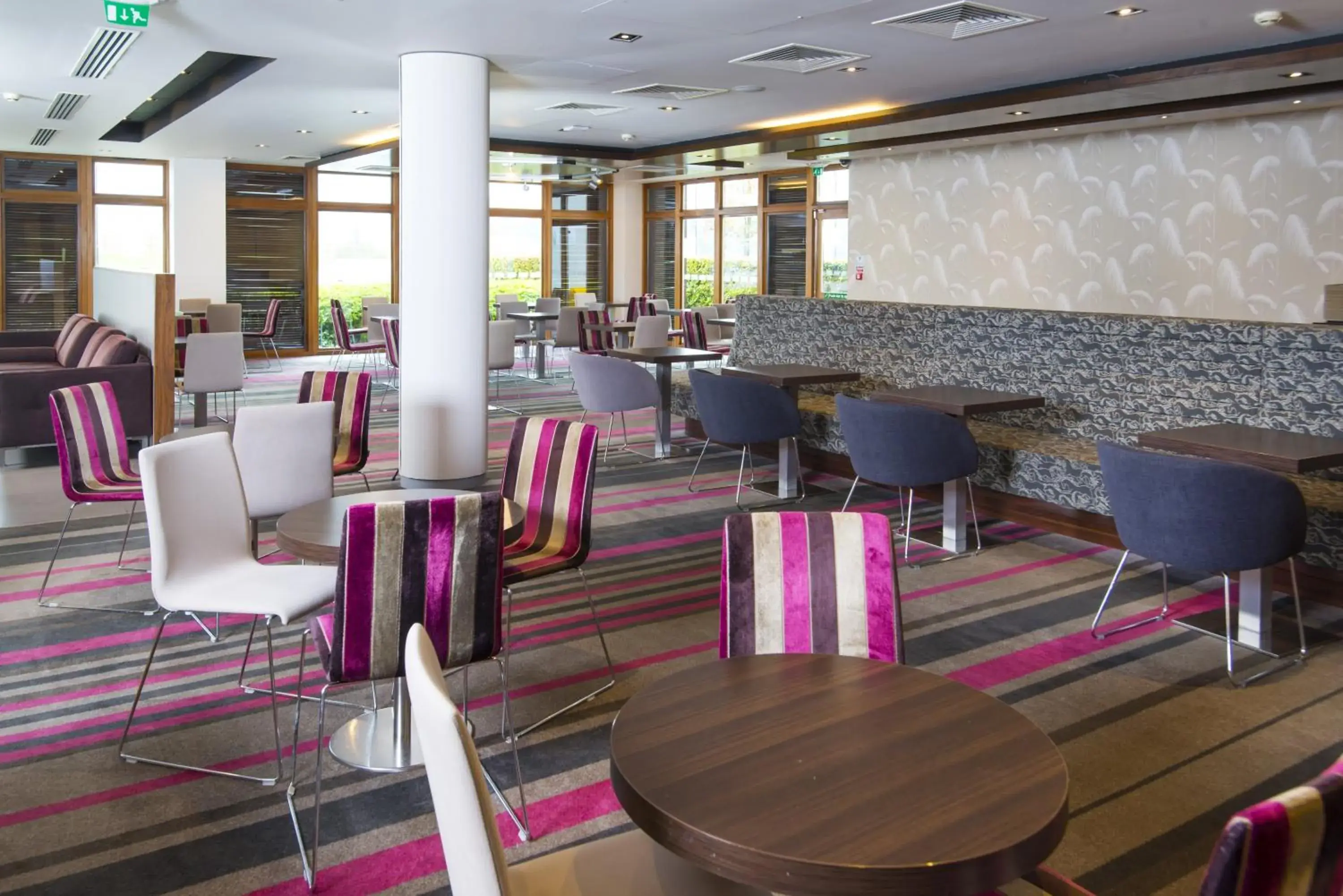 Restaurant/places to eat in Holiday Inn Express London - Epsom Downs by IHG Restaurant/places to eat in Holiday Inn Express London - Epsom Downs by IHG