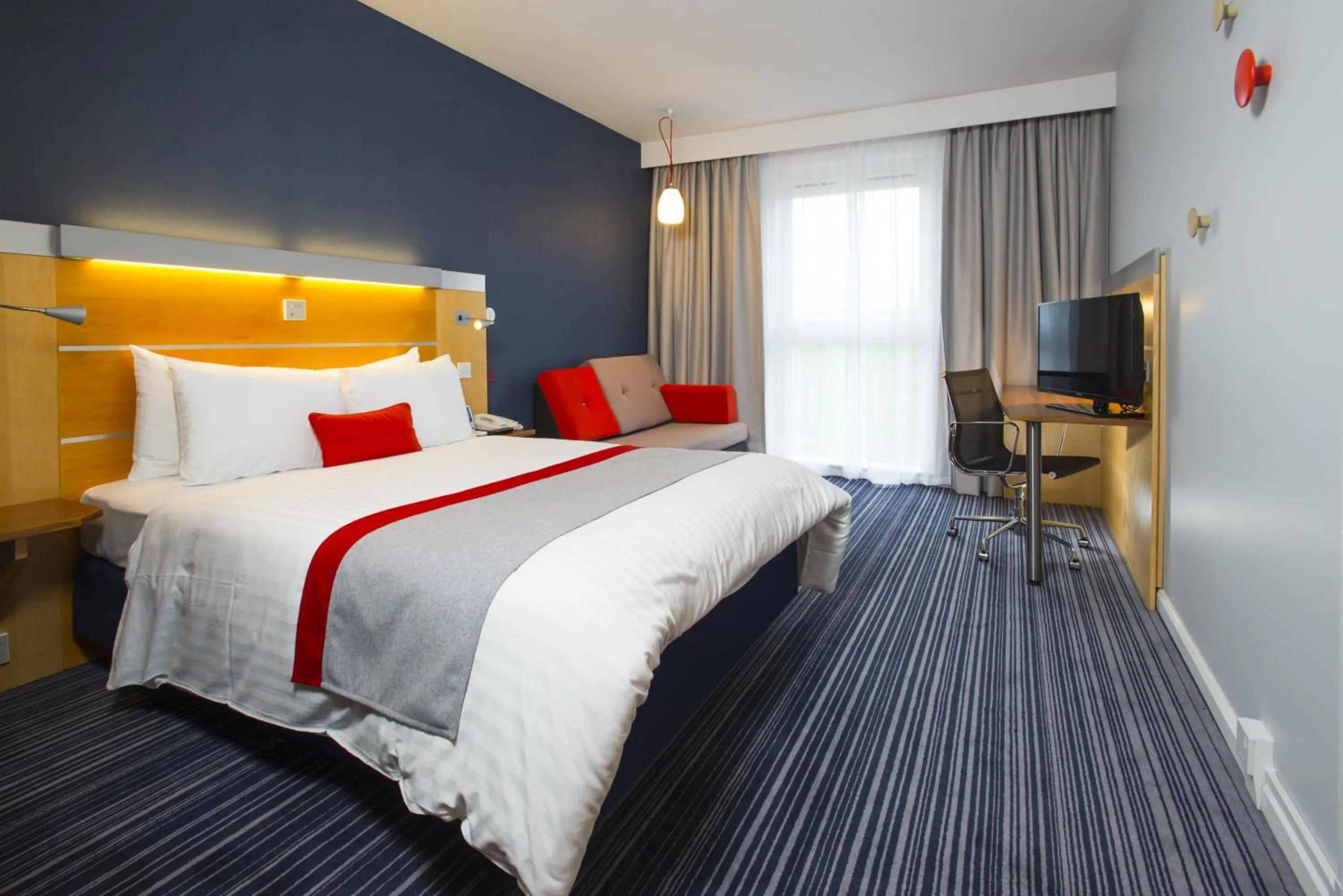 Photo of the whole room, Bed in Holiday Inn Express London - Epsom Downs by IHG