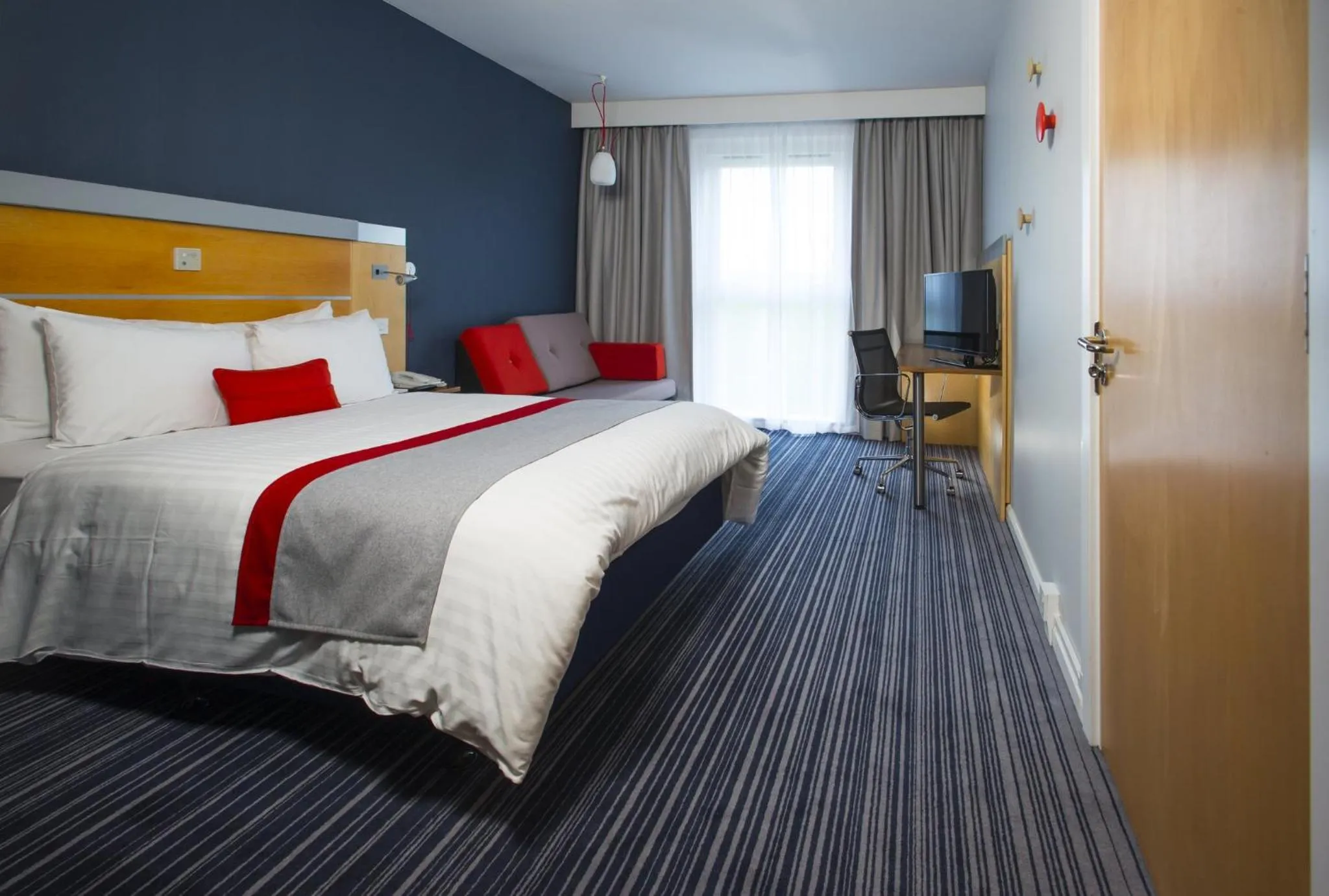 Photo of the whole room, Bed in Holiday Inn Express London - Epsom Downs by IHG
