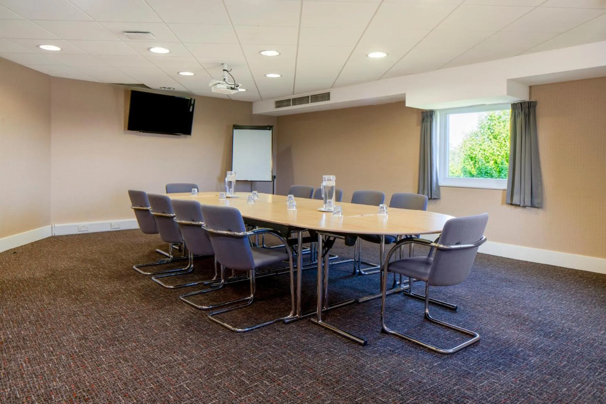 Meeting/conference room in Holiday Inn Express London - Epsom Downs by IHG