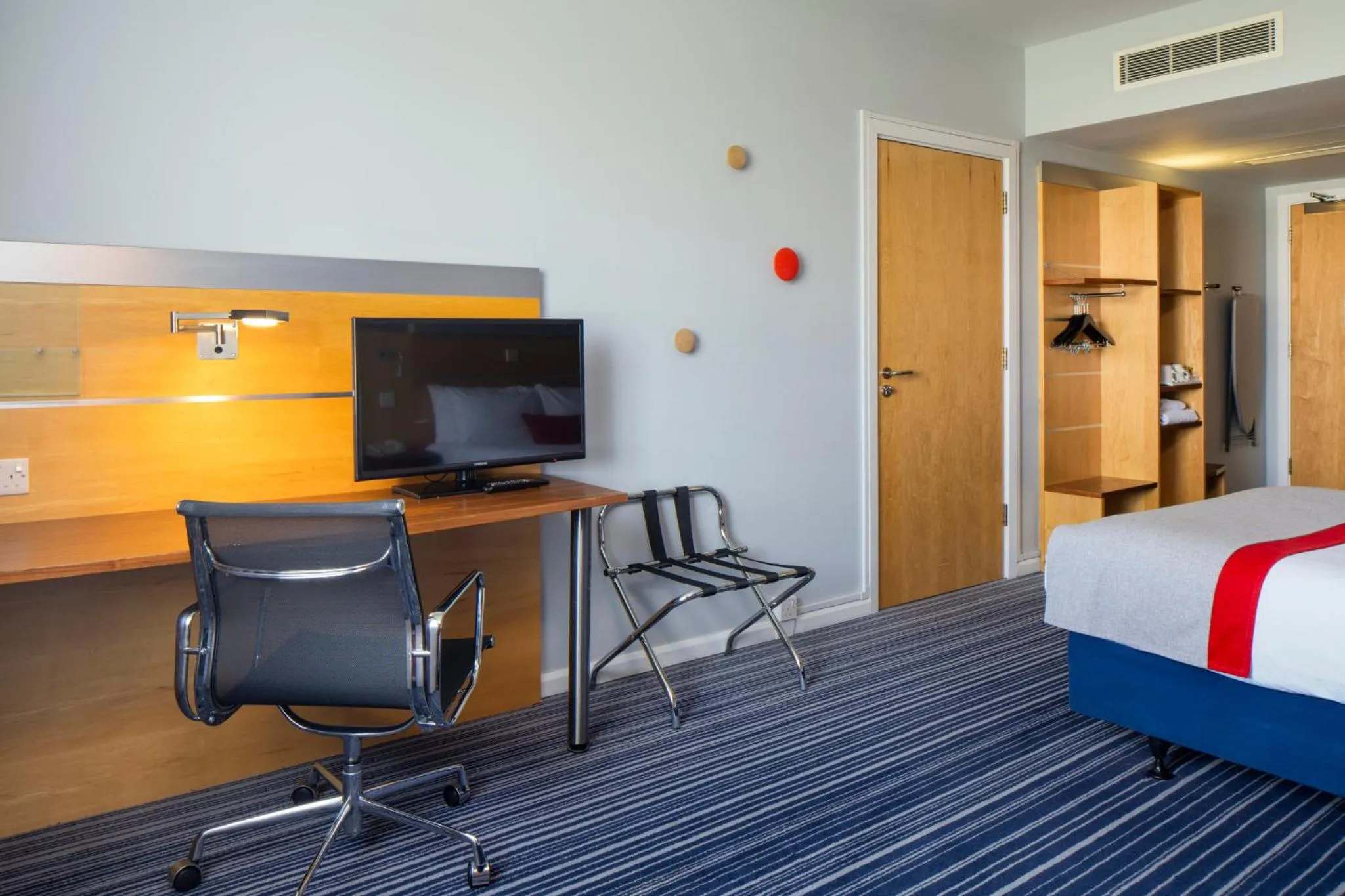 Photo of the whole room, Bed in Holiday Inn Express London - Epsom Downs by IHG