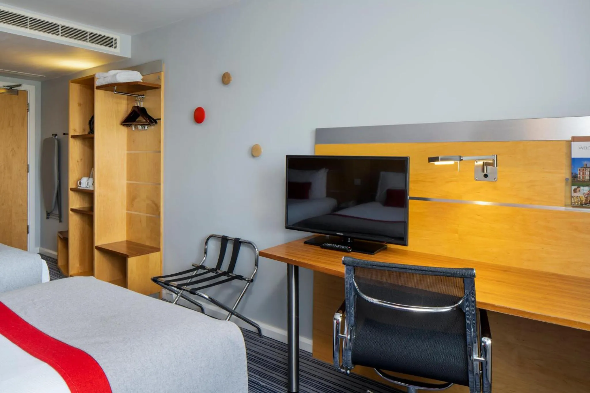 Photo of the whole room, Bed in Holiday Inn Express London - Epsom Downs by IHG