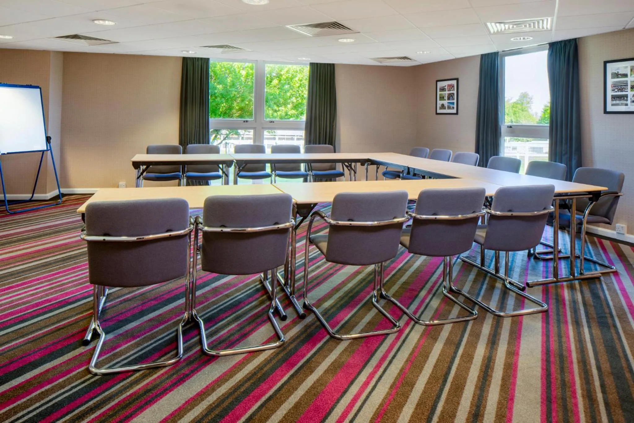Meeting/conference room in Holiday Inn Express London - Epsom Downs by IHG