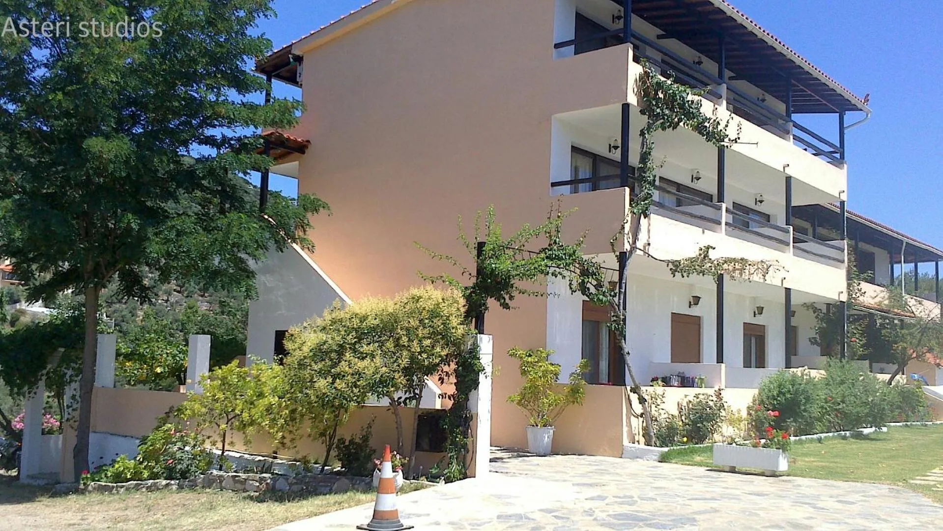 Facade/entrance in Asteri Studios