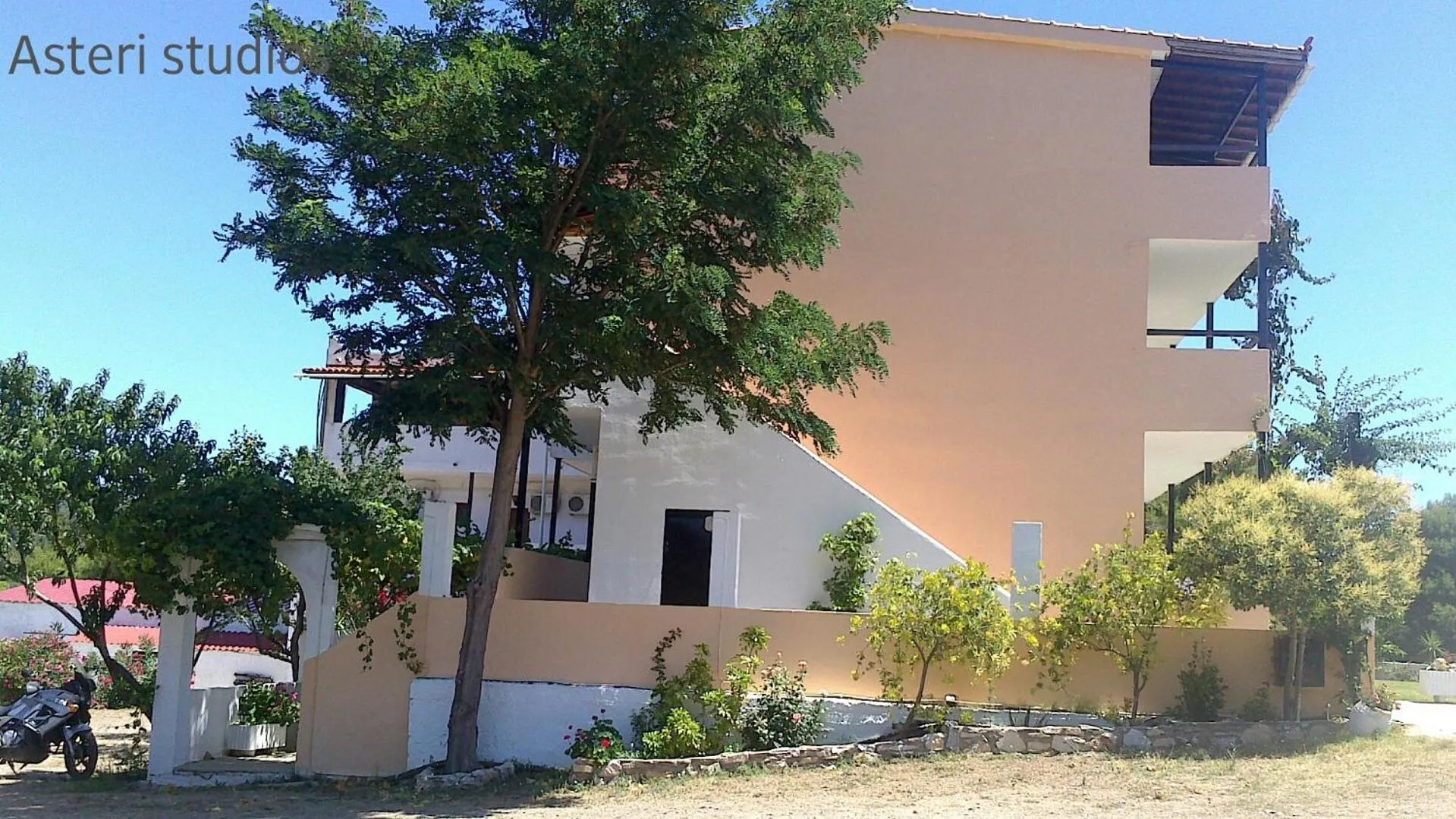 Facade/entrance in Asteri Studios