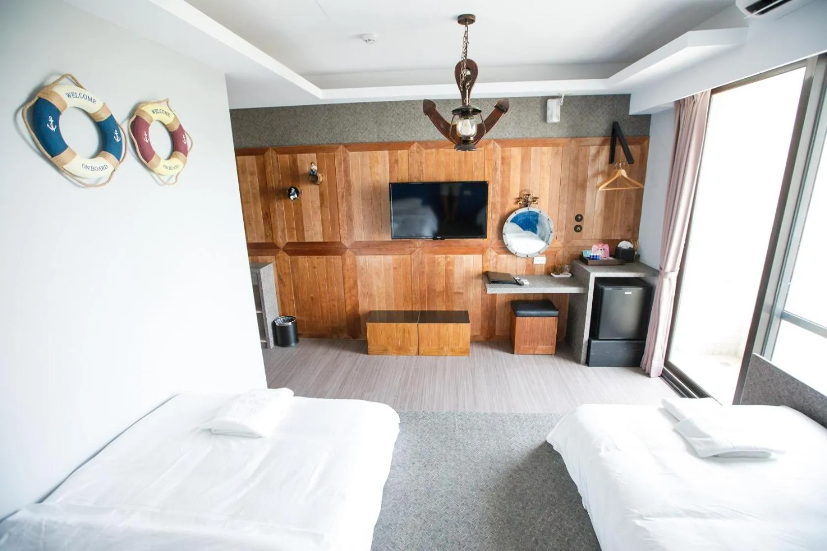 Photo of the whole room, Bed in Prince