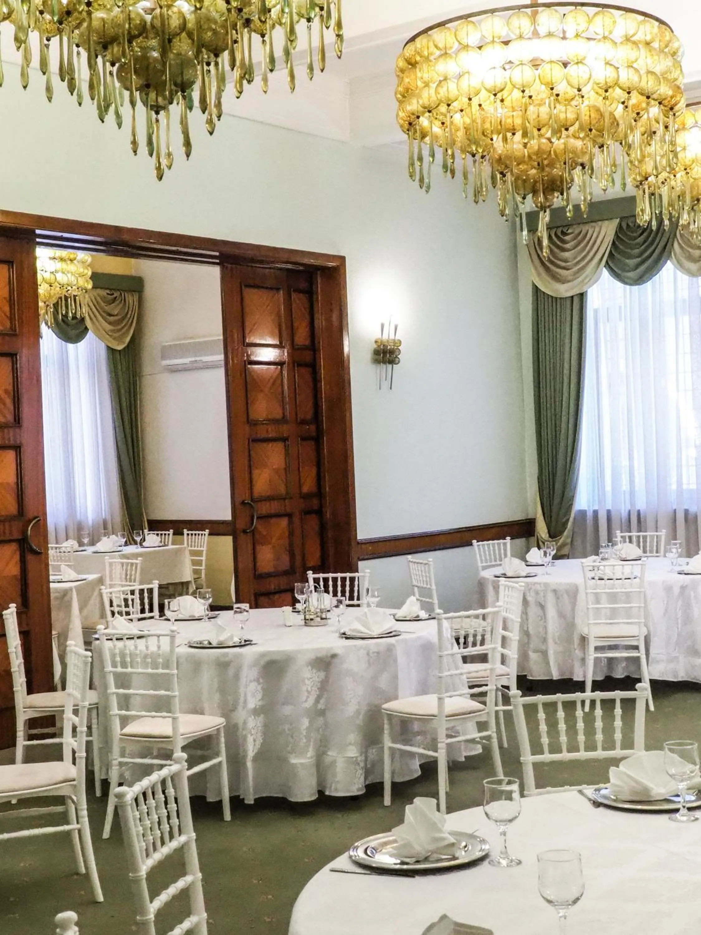 Restaurant/places to eat in Hotel Triumf