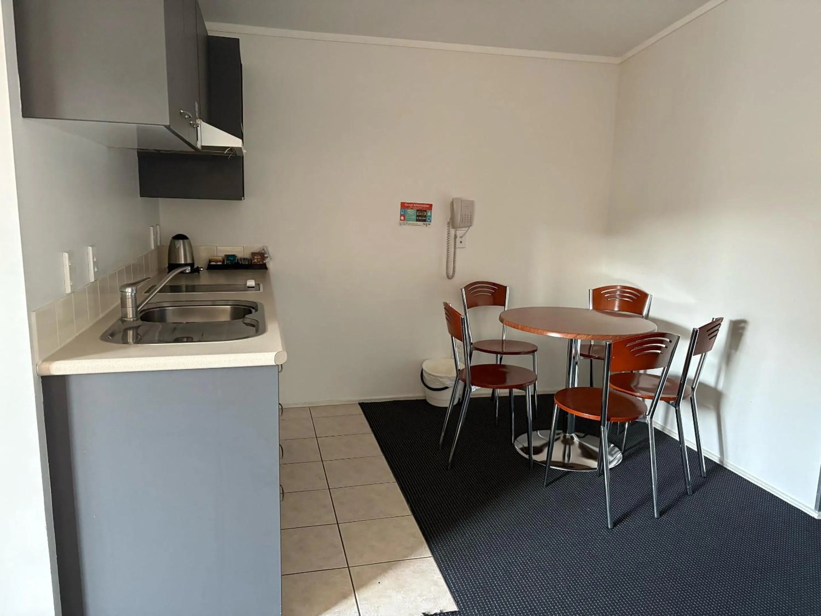 Kitchen or kitchenette in Ascot Motor Lodge