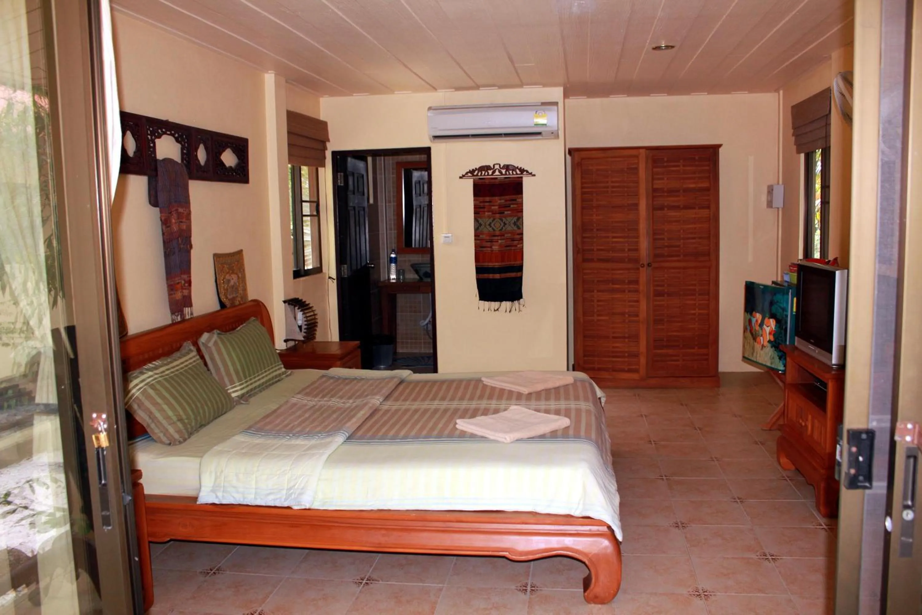 Photo of the whole room, Bed in Buffalo Bay Vacation Club