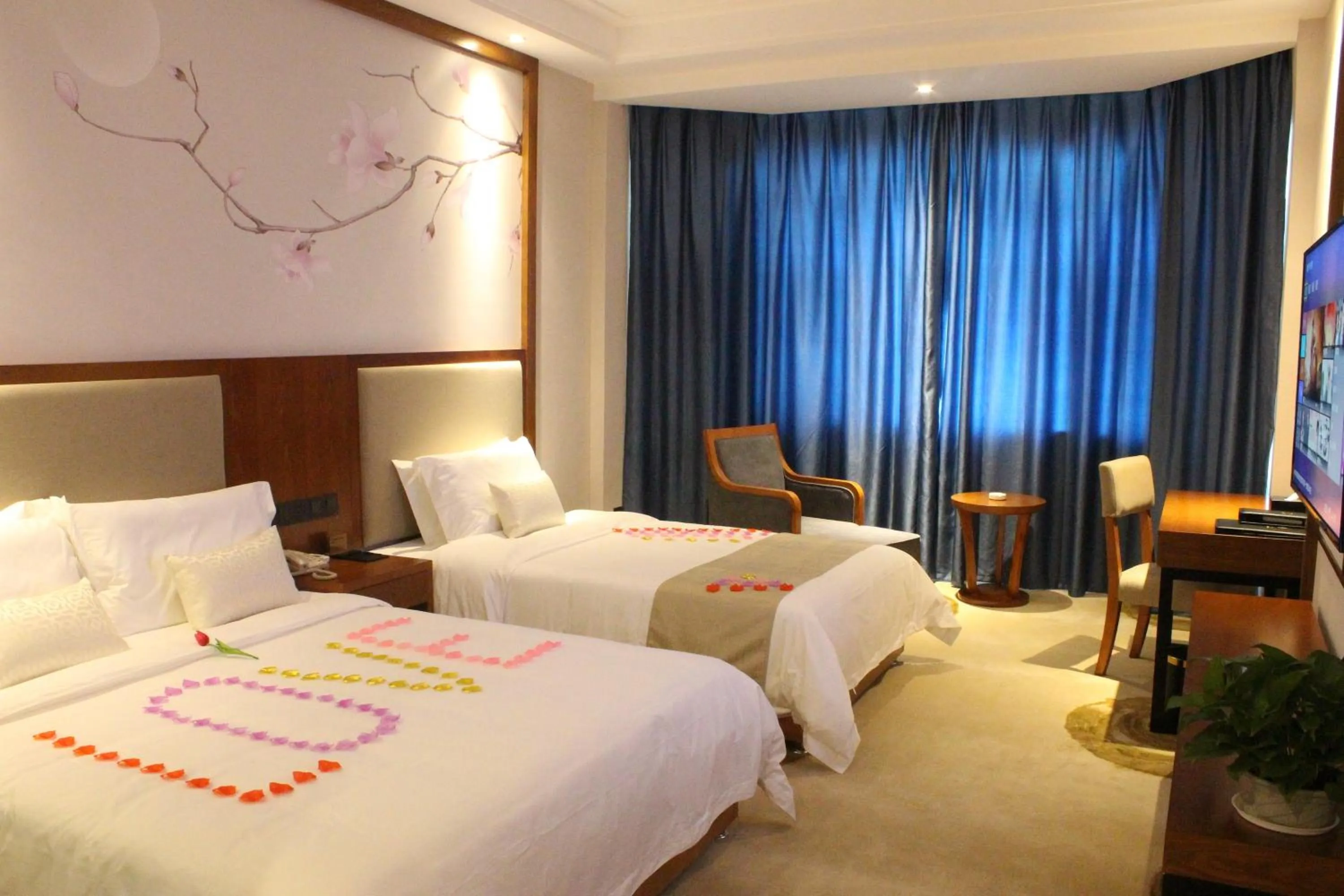 Photo of the whole room, Bed in Fu Hua International Hotel Dunhuang