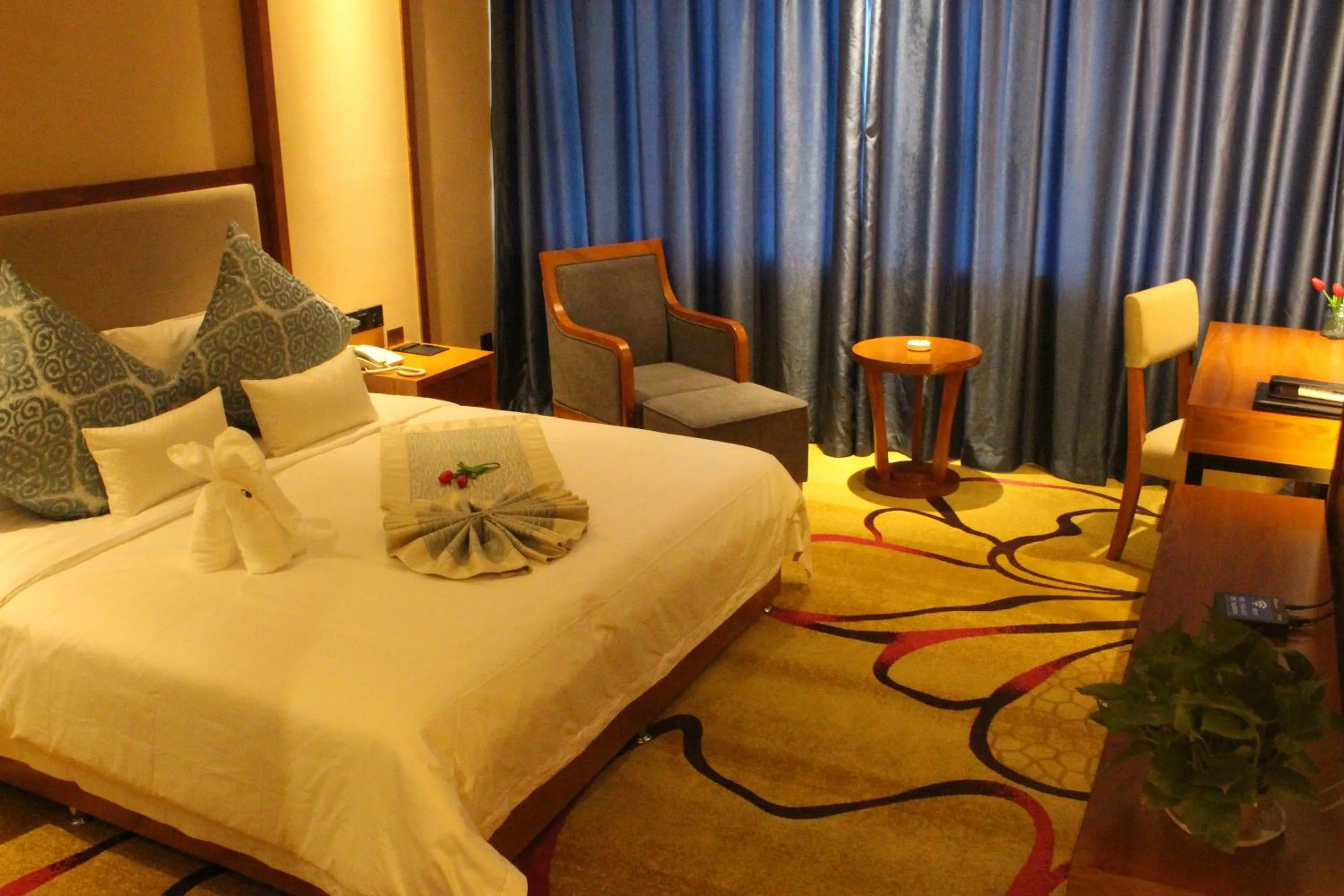 Photo of the whole room, Bed in Fu Hua International Hotel Dunhuang