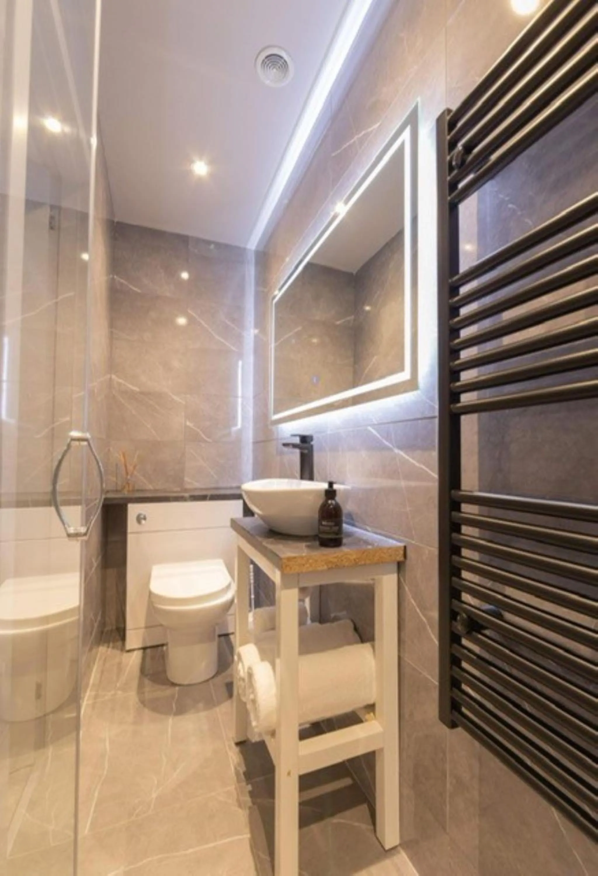 Bathroom in Loch Ness Clansman Hotel