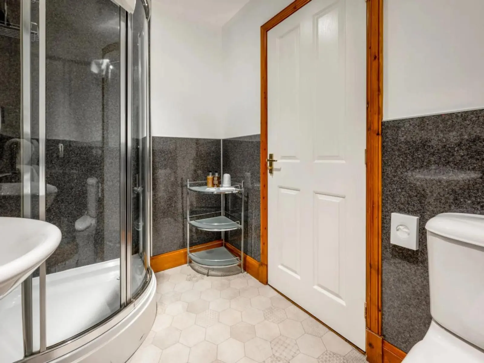 Shower in Loch Ness Clansman Hotel